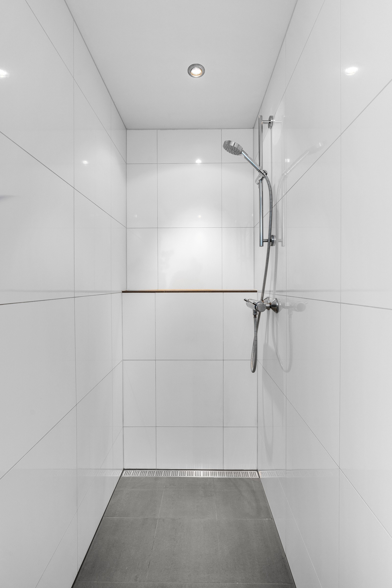 Dusjnisjen er en av flere smarte løsninger som er gjennomgående i hele boligen. Galleribilde