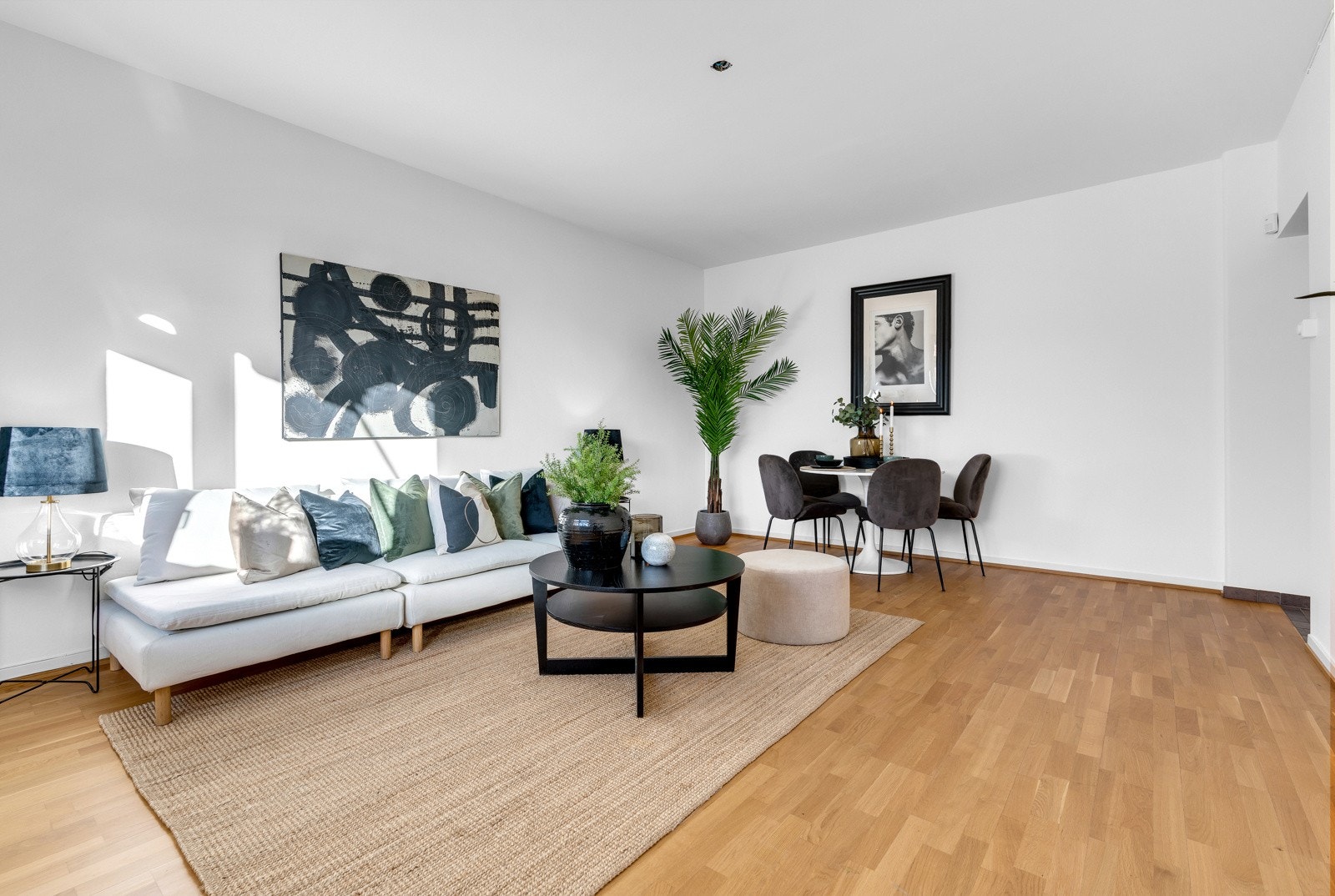 Stuen kan også friste med god plass til stort spisebord der man kan invitere kjente og kjære. Galleribilde