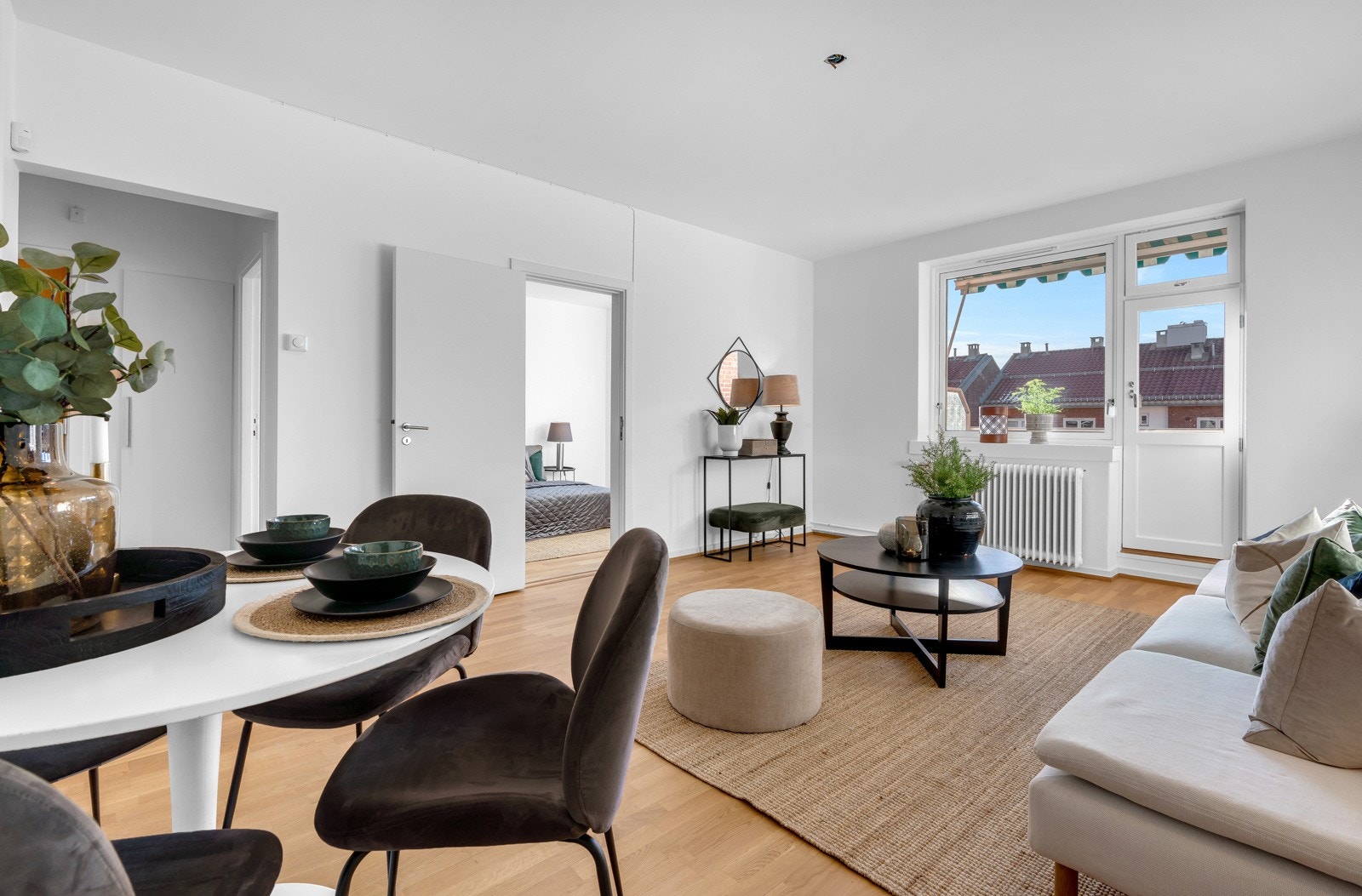 Gå videre inn og du kommer inn til den åpne og romslige stuen. Galleribilde