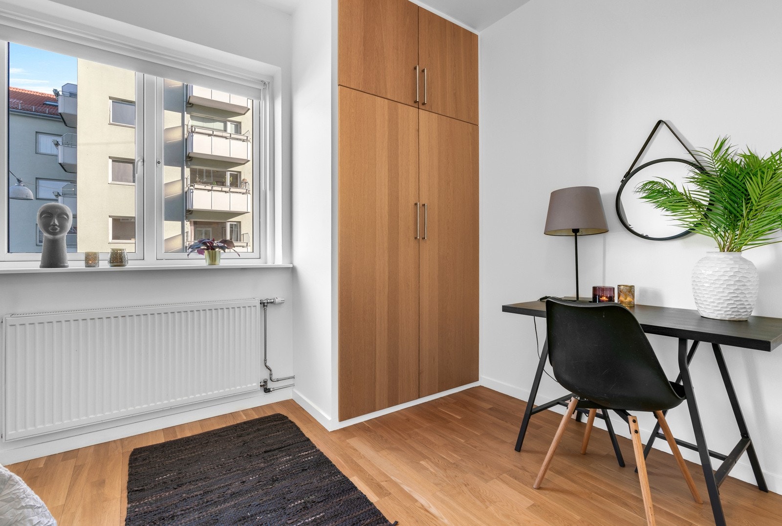 Soverommet har to praktiske integrerte garderobeskap. Galleribilde