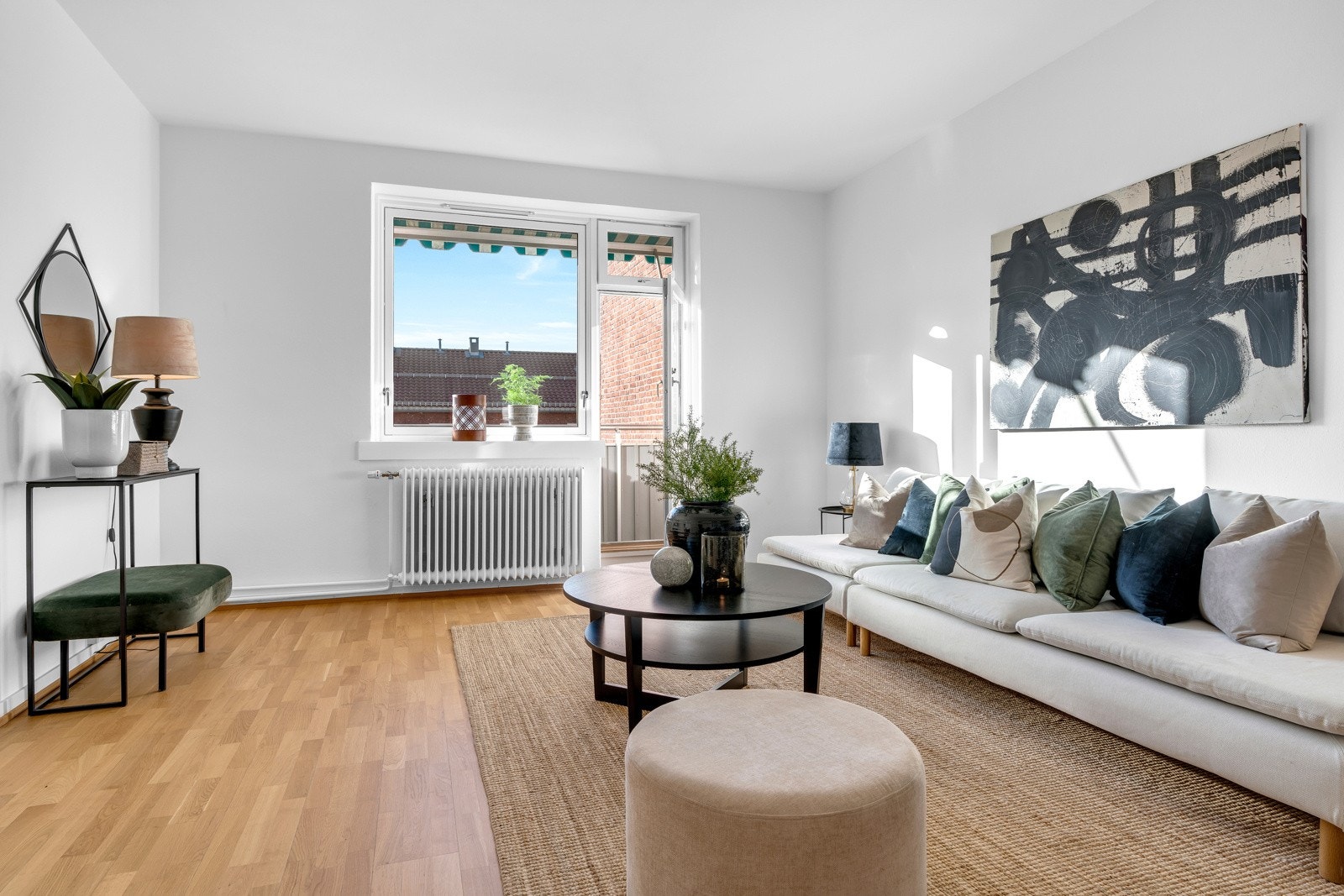 Det første du legger merke til er den gode størrelsen samt rekken med vinduer som slipper inn rikelig med naturlig lys. Galleribilde