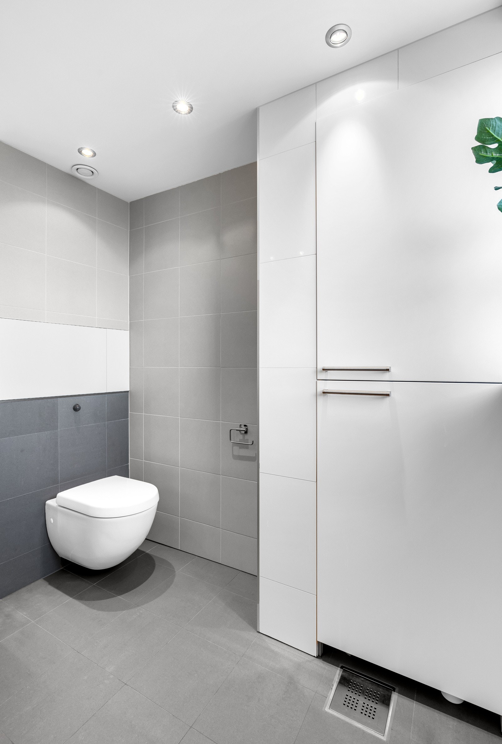 Det ble også bygget nytt hjørneskap og lagt nye fliser på alle veggflater og gulv. Badet er ellers utstyrt med servant og ett-greps blandebatteri, speil, lys og vegghengt toalett. Galleribilde