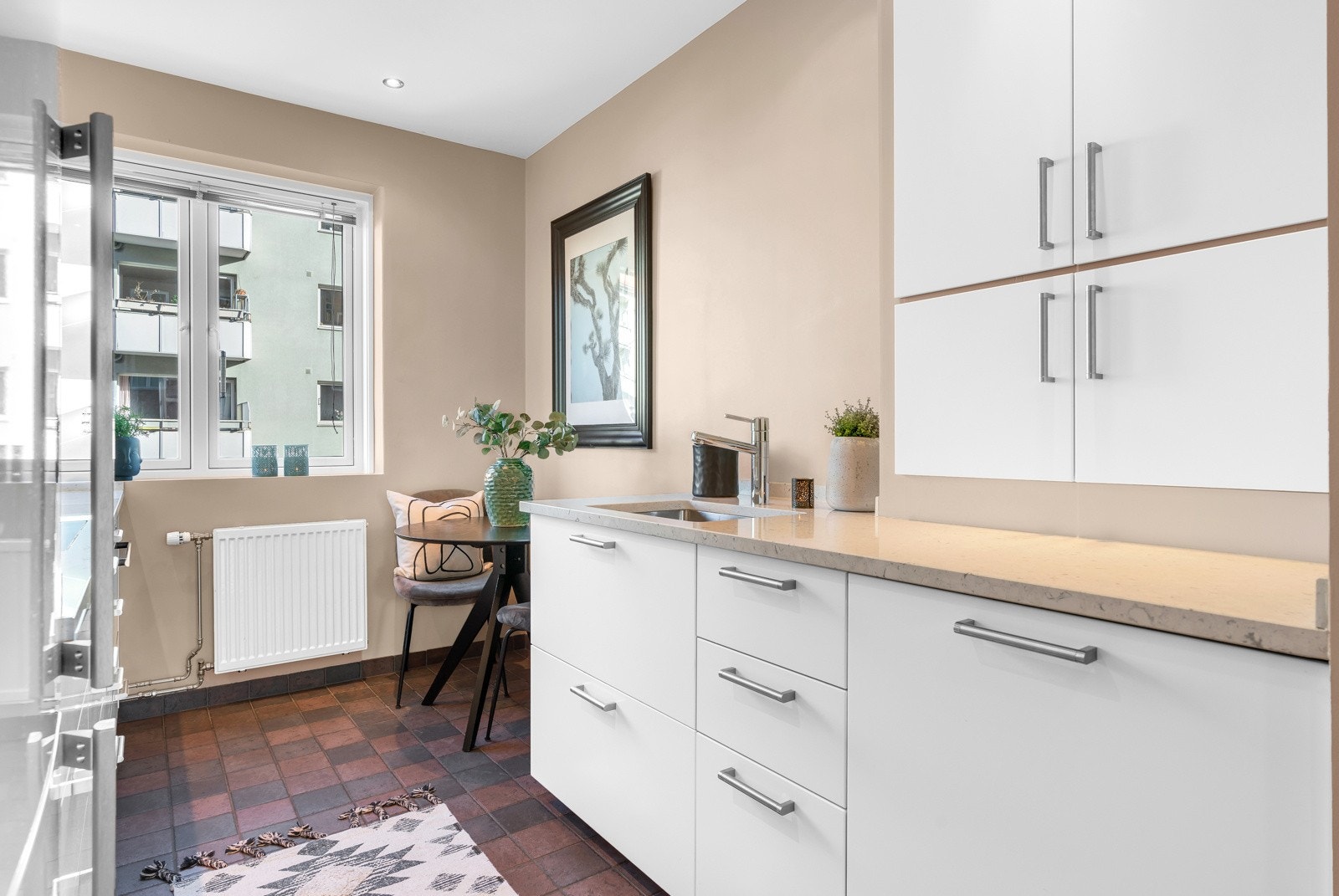 Kjøkkenet har rikelig med benkeplass. Galleribilde