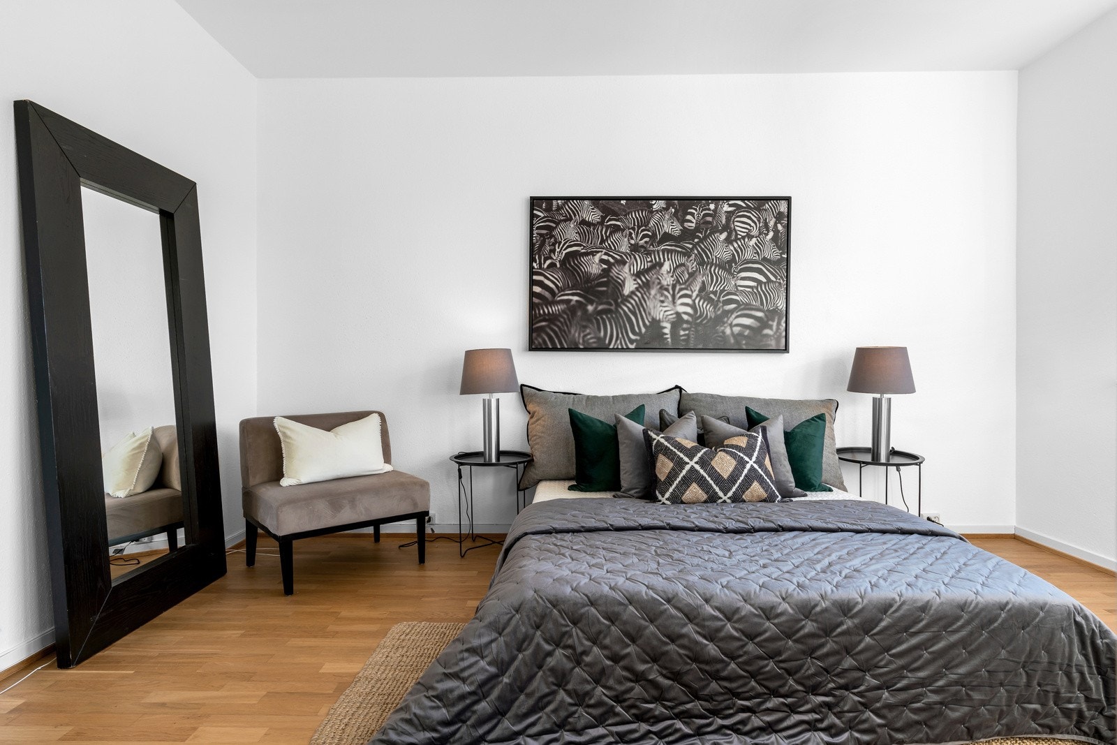 Hovedsoverommet er innredet med stor dobbeltseng og nattbord. Rommet har også rikelig med plass til stort garderobeskap om ønskelig. Galleribilde