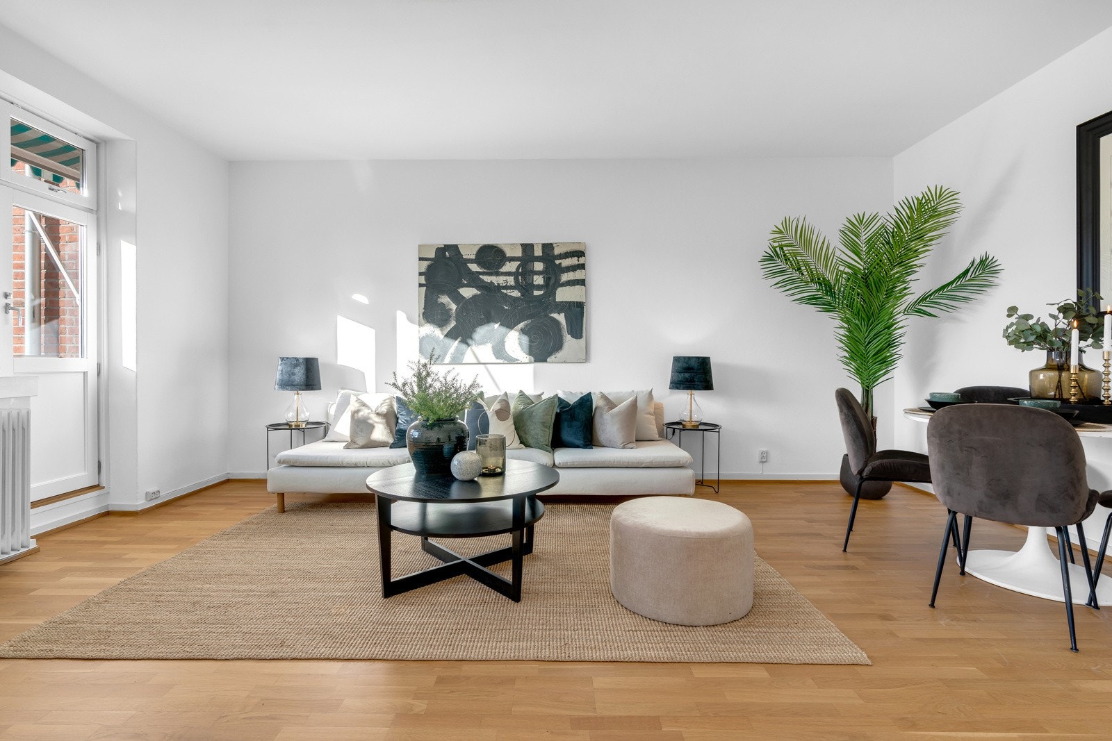 Stuen byr på rikelig med plass til stor sofa samt tilhørende møblement. Galleribilde