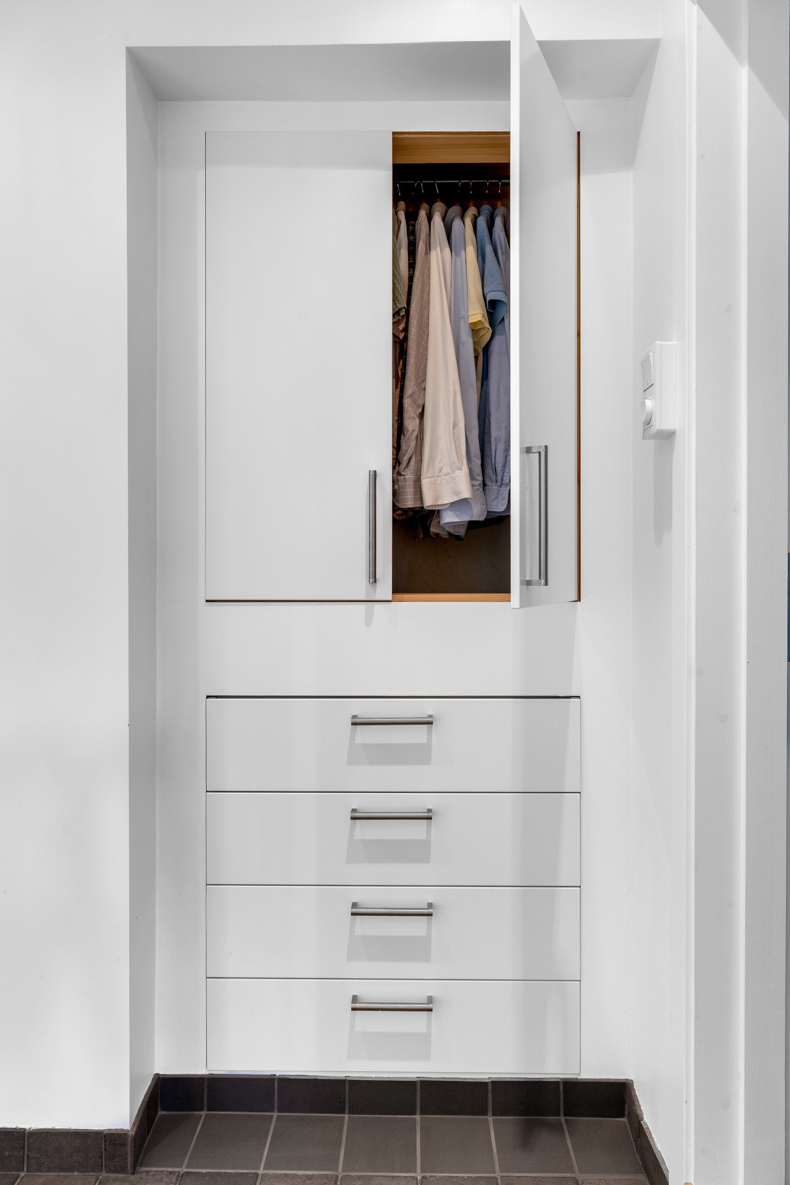 Mellom entré, soverom, bad og kjøkken er det et smart integrert skap som har rikelig med plass til klær etc. Galleribilde