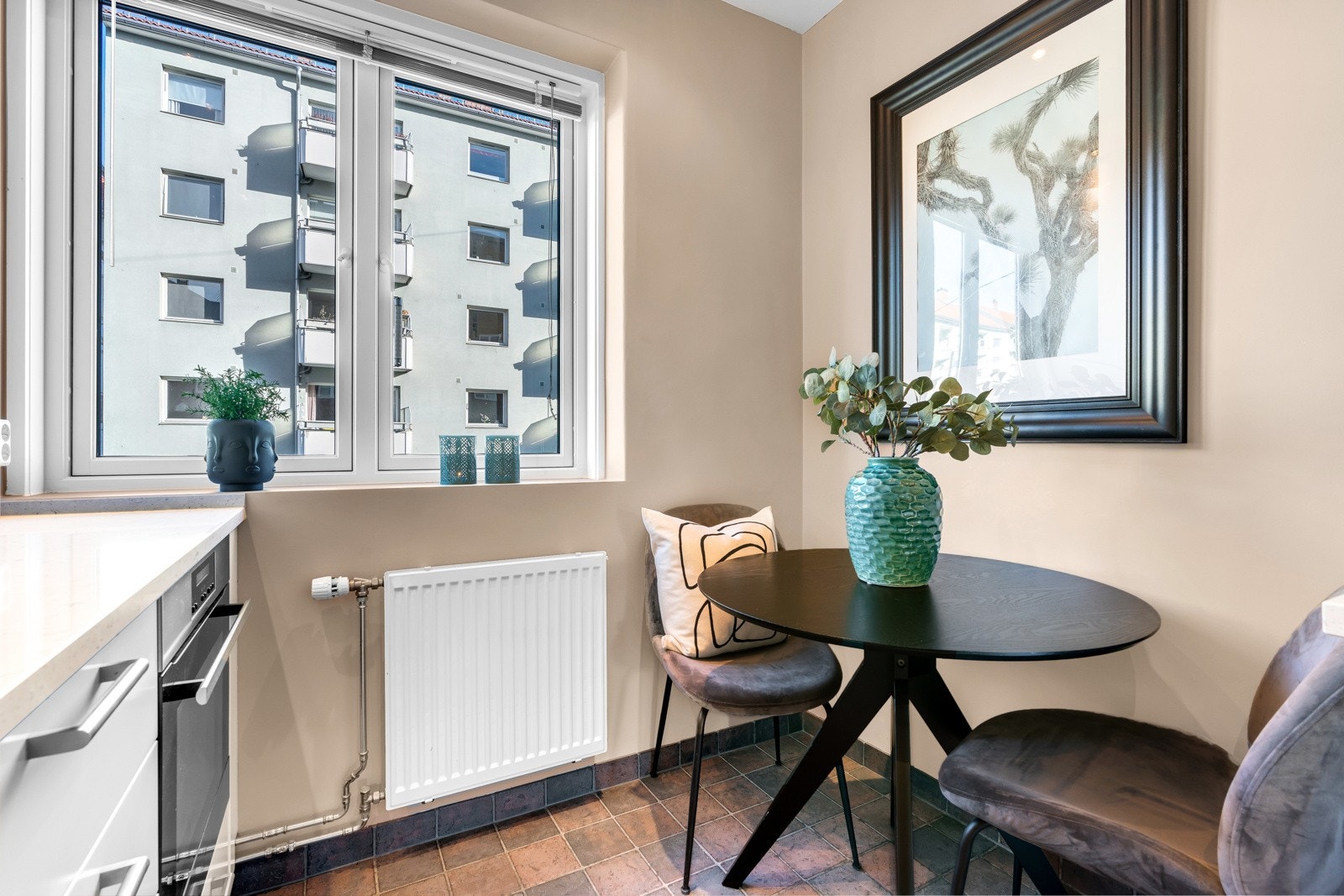 På kjøkkenet har man plass til lite spisebord der frokosten kan inntas før man går løs på dagens gjøremål. Galleribilde