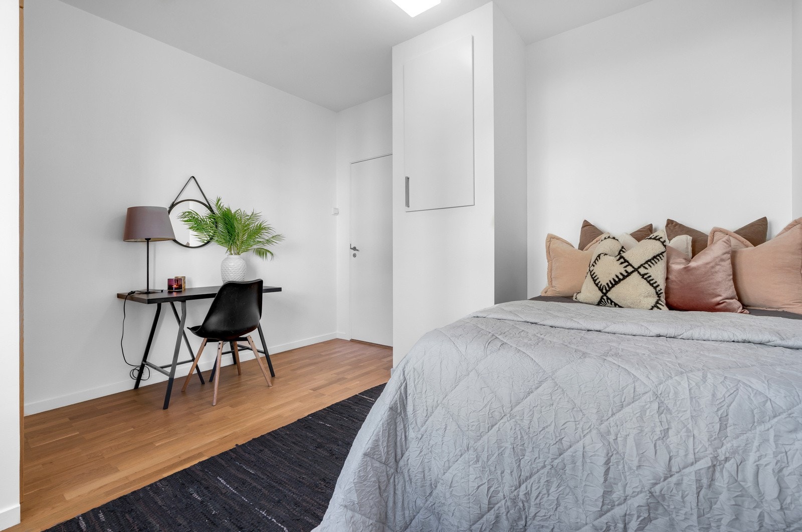 Boligens andre soverom ligger i andre enden av leiligheten og fremstår romslig med plass til stor seng samt tilhørende møblement. Galleribilde