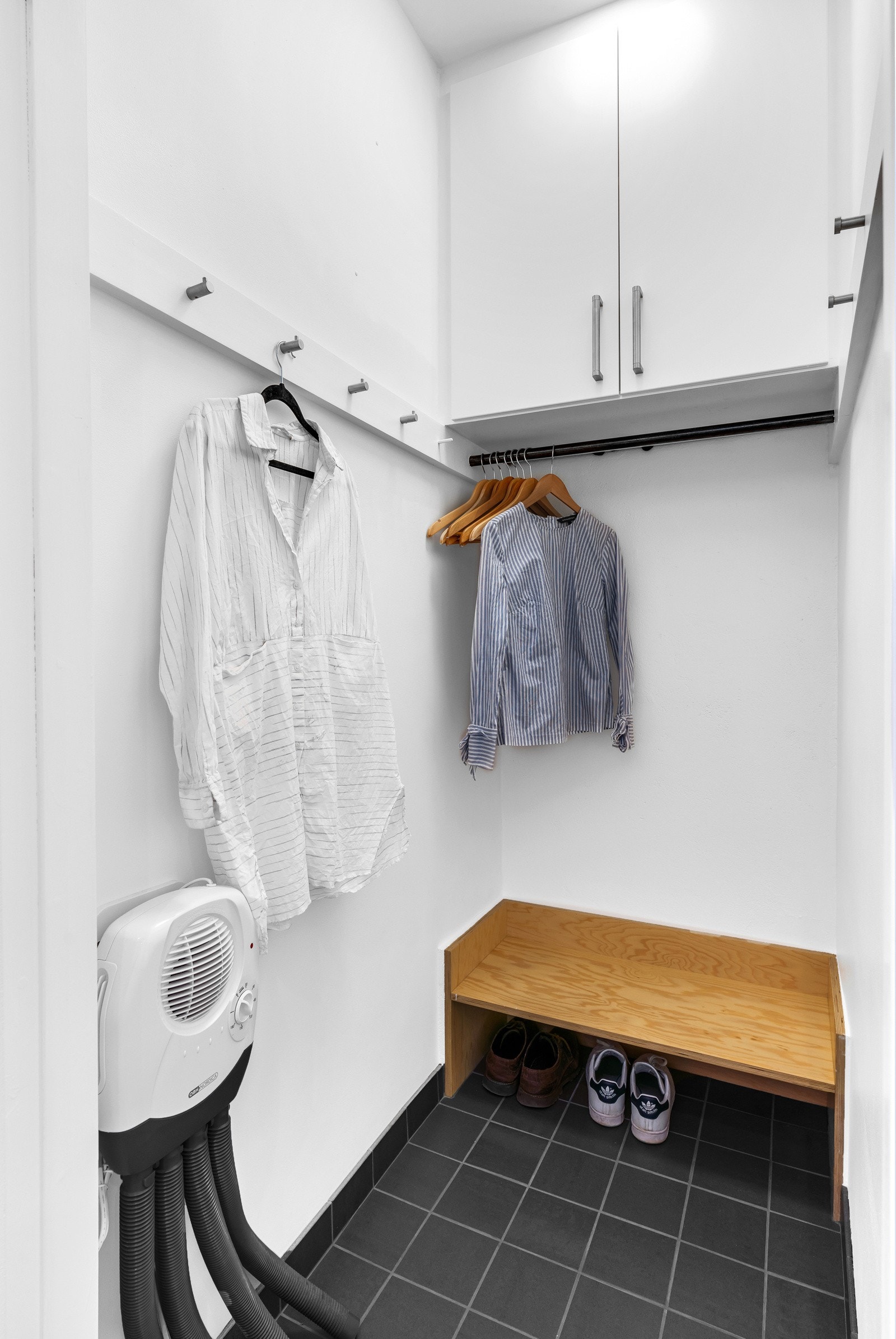 I boligens entré har man rikelig med oppbevaringsplass i eget omkledningsrom på ca. 2 kvm. Galleribilde