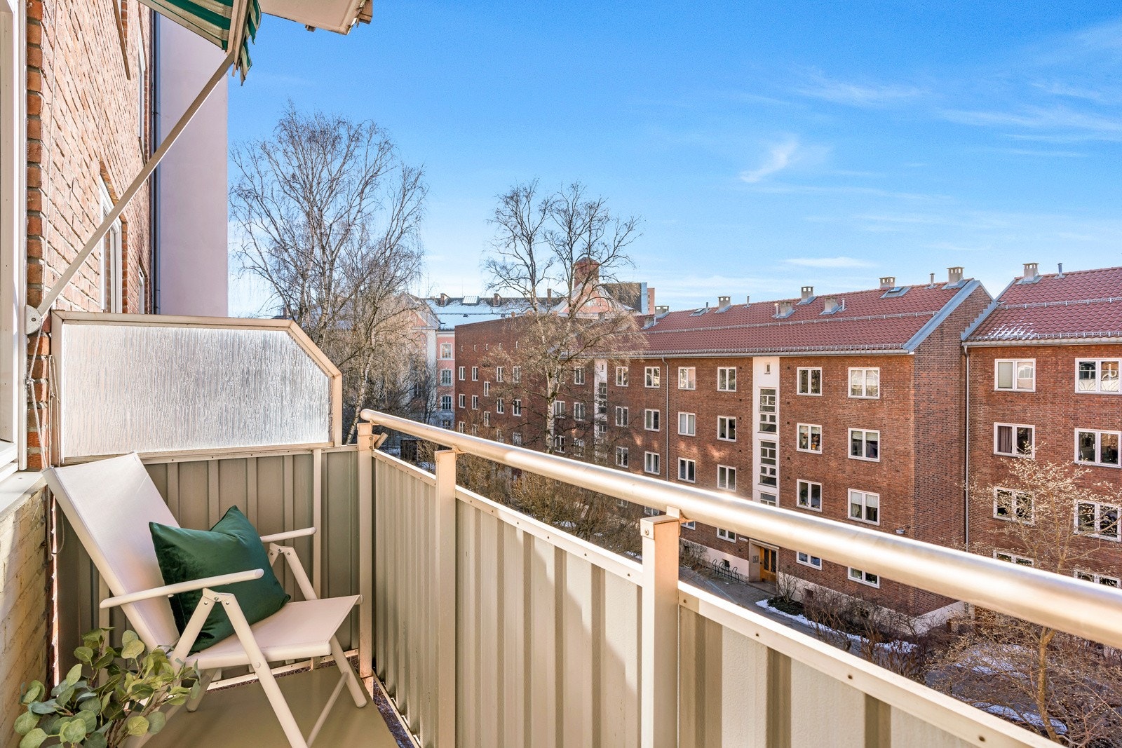 Den solrike balkongen er på ca. 3,5 kvm og vender ut mot aksjelagets koselige bakgård. Galleribilde