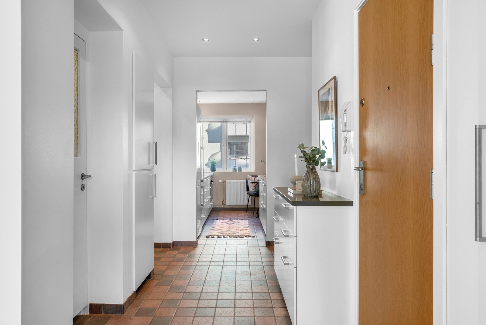 Fra felles inngangsparti har du enkel adkomst til boligen via trapp opp til byggets 3.etg. Du åpner inngangsdøren og ønskes velkommen inn til en lys og romslig entré med gulvfliser. Galleribilde