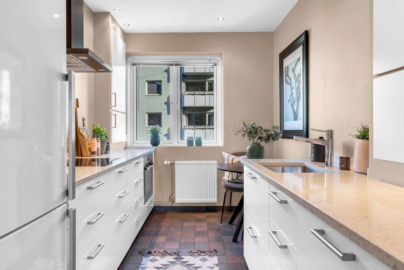 Boligens kjøkken fra 2015 er utstyrt med glatt kjøkkeninnredning, stein benkeplate, malte flater over benk, utslagsvask med ett-greps blandebatteri, kjøkkenventilator (se pkt. "diverse" i salgsoppgave) og opplegg for oppvaskmaskin. Galleribilde