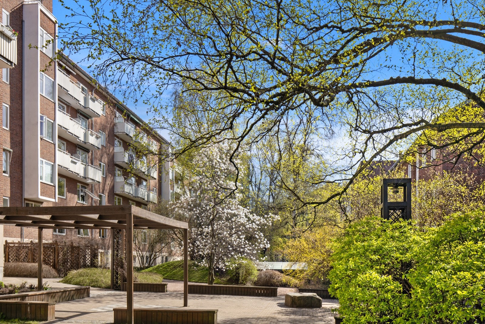 Aksjelaget har en fantastisk bakgård med frodige grøntarealer. Her finnes flere benker o.l. Galleribilde