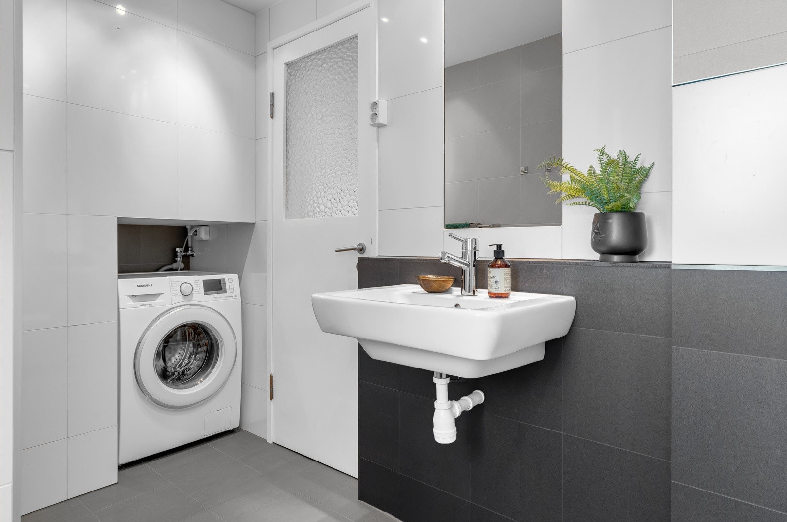 Badet ble totalrehabilitert i 2013 i regi av aksjelaget og har i perioden 2015-2017 blitt fornyet av eier ved å ha fått skillevegg for dusjnisje og nisje for vaskemaskin bak baderomsdøren. Galleribilde