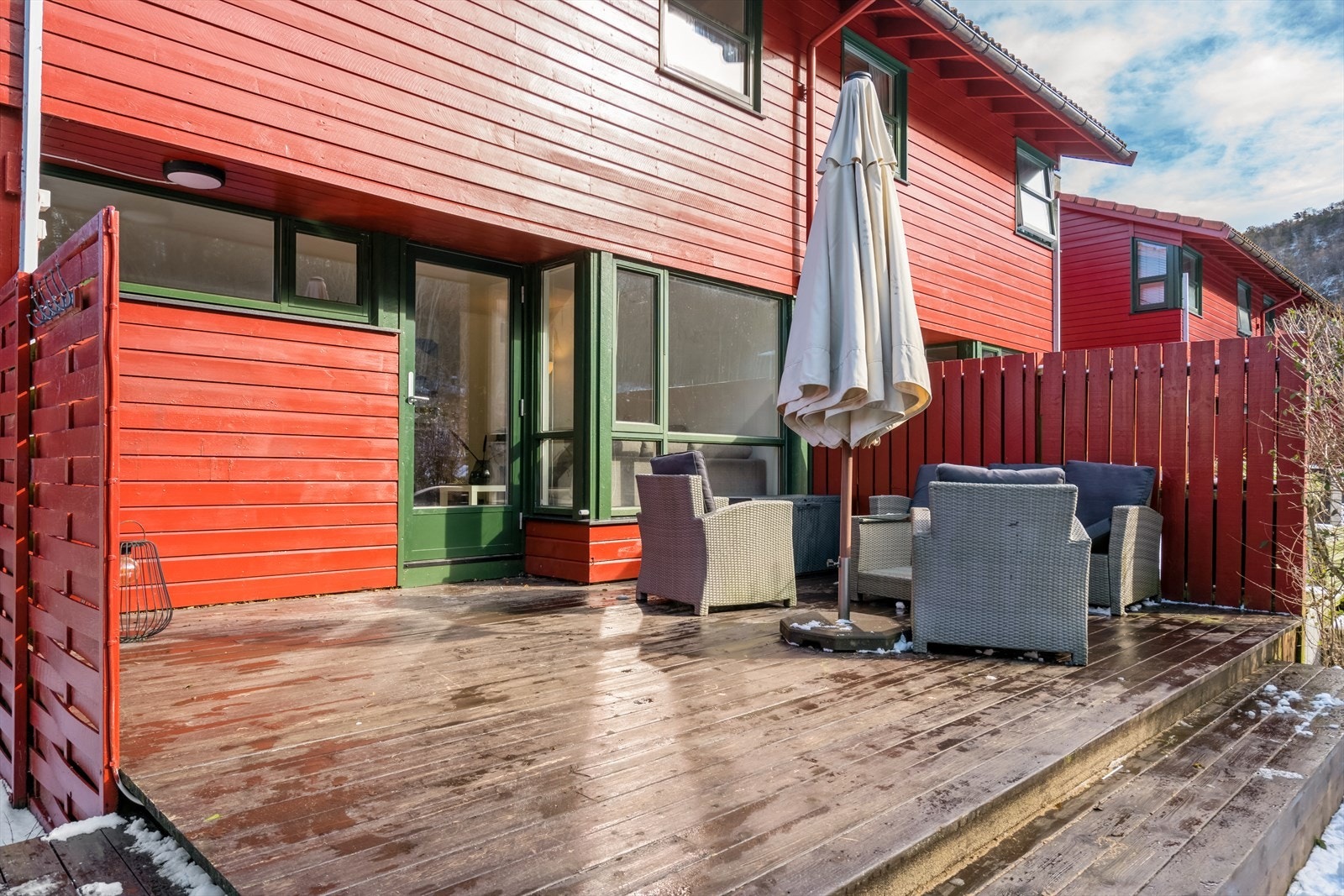 Terrassen vender mot sør og sommerstid er det sol fra ca kl. 10:00-20:00. Galleribilde