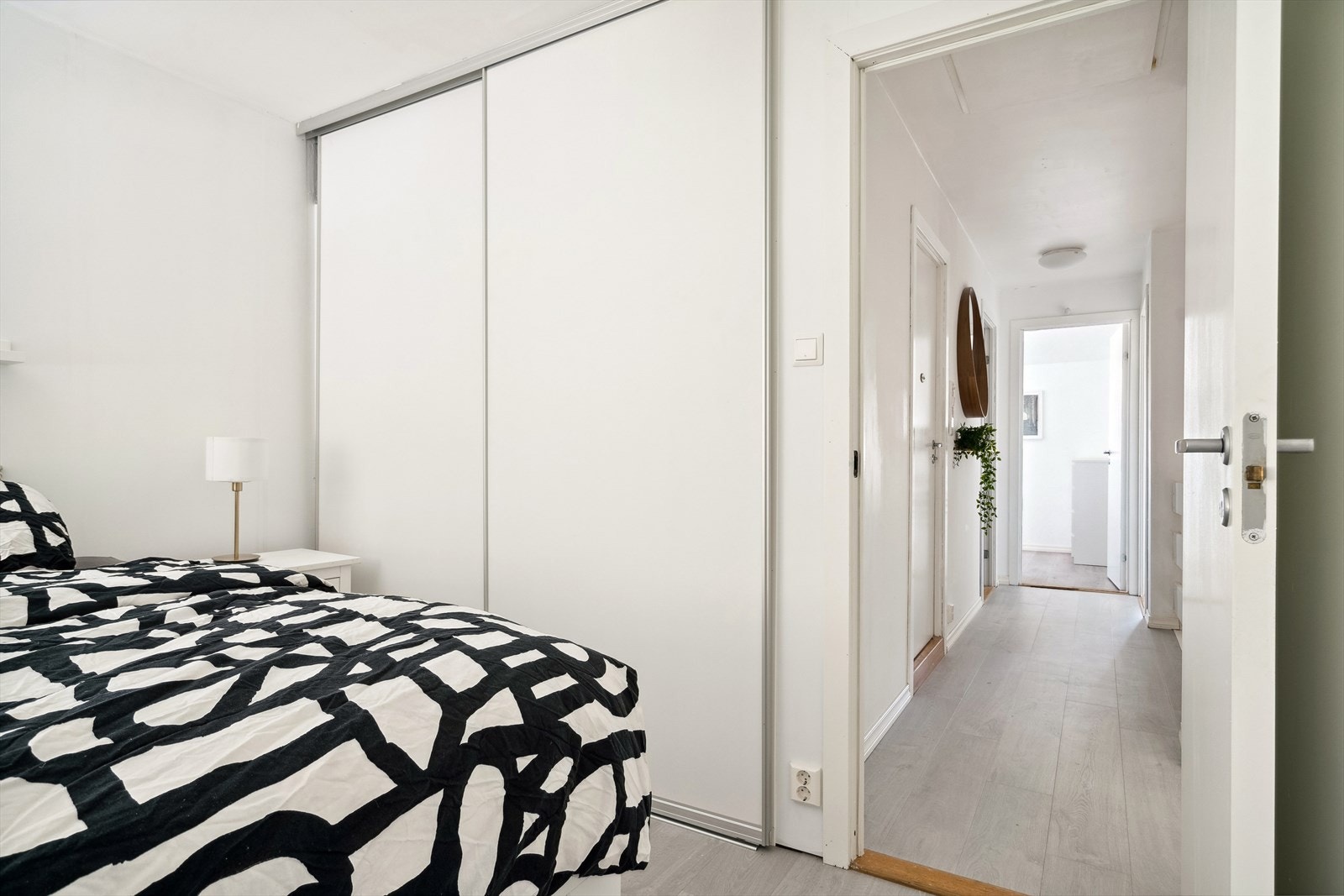 På to av soverommene er det montert praktisk skyvedørsgarderobe. Galleribilde