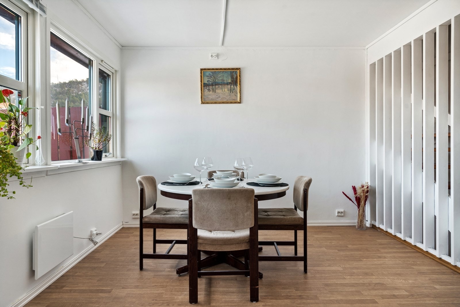 Her er det bare å samle familie og venner over et godt måltid! Nymalte vegger i 2023. Galleribilde