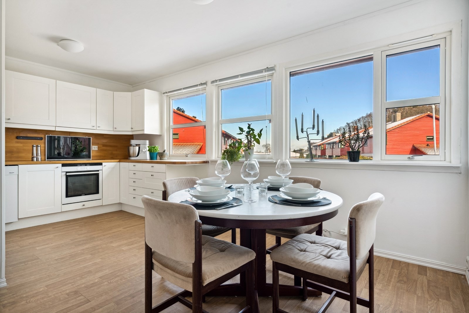 Kjøkkenet befinner seg også i 1.etasje og er pusset opp siden byggeåret. Galleribilde