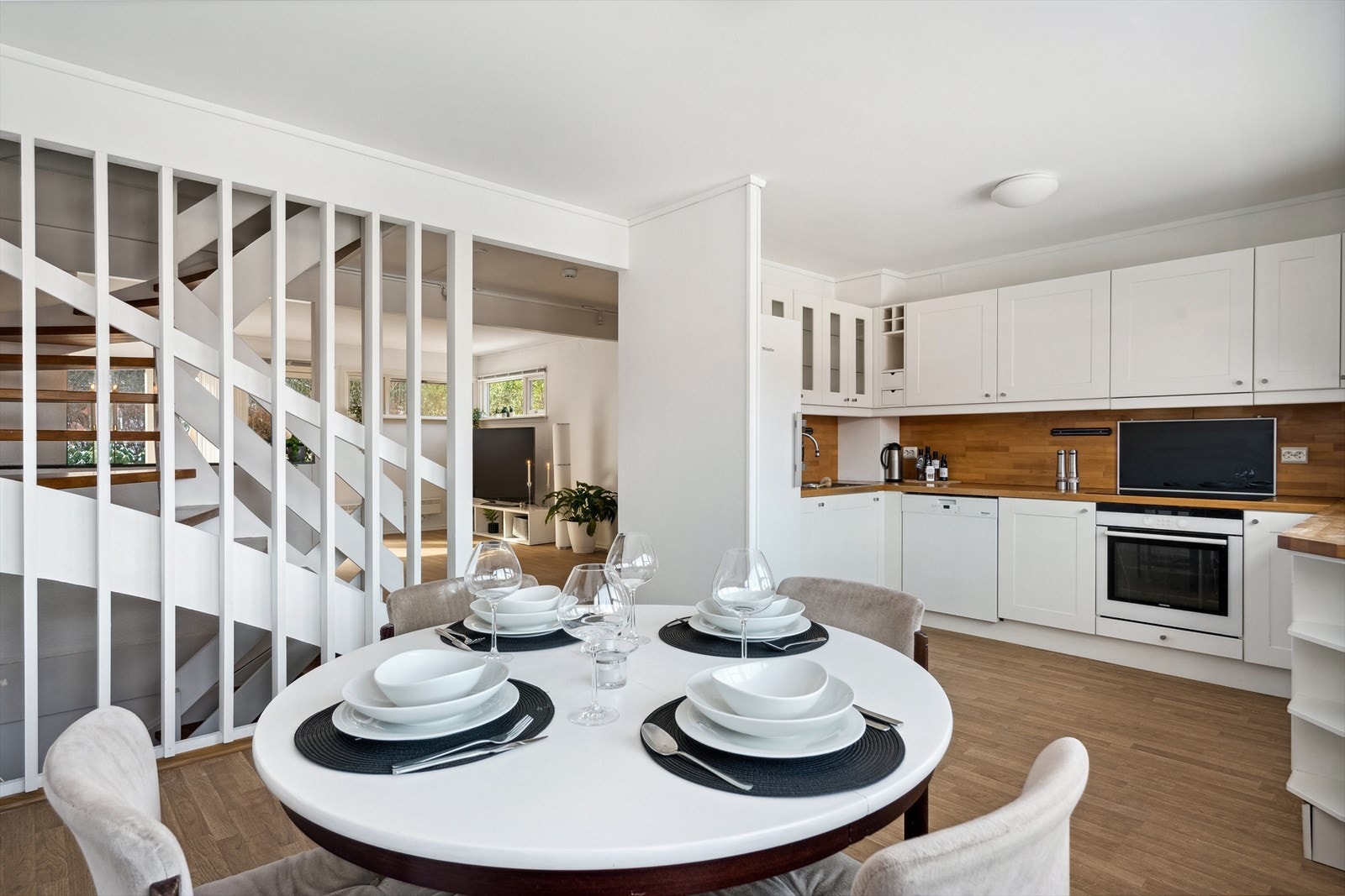 Dette rommet er av god størrelse med plass til spisestue, noe som gjør dette til et sosialt allrom. Galleribilde