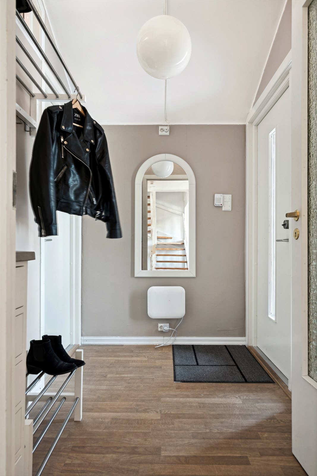 Hyggelig entrè med fin plass til å kunne henge fra seg yttertøyet. Galleribilde