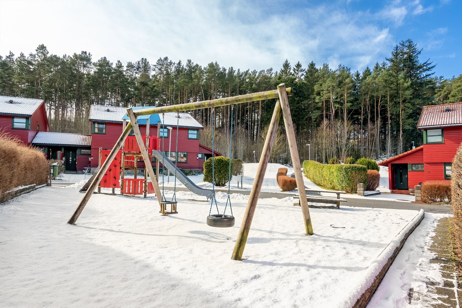 Området til borettslaget er pent opparbeidet med store grøntområder, gangstier, lekeplasser m.m. og fremstår som velholdt. Galleribilde