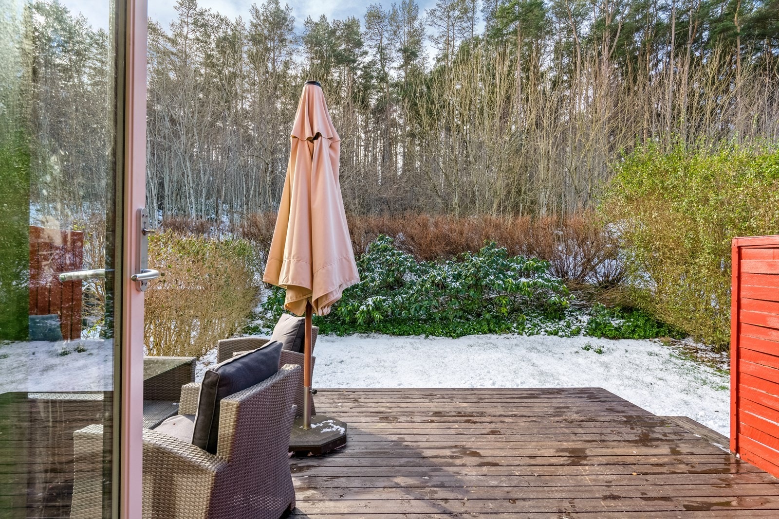 Hagen og terrassen ligger usjenert til på baksiden av boligen. Galleribilde