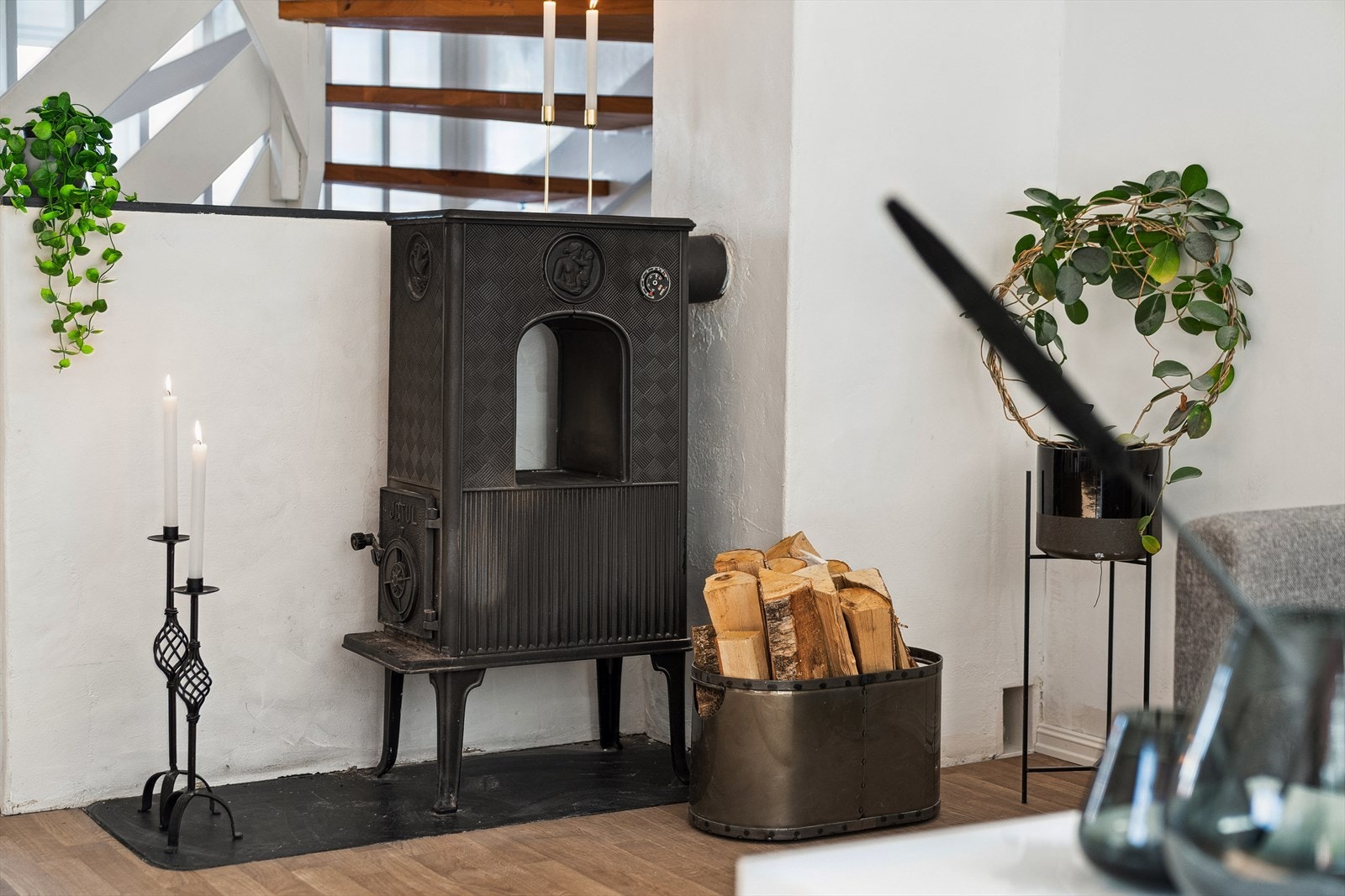 Vedovnen som er montert i stuen avgir den lune, gode varmen. Galleribilde