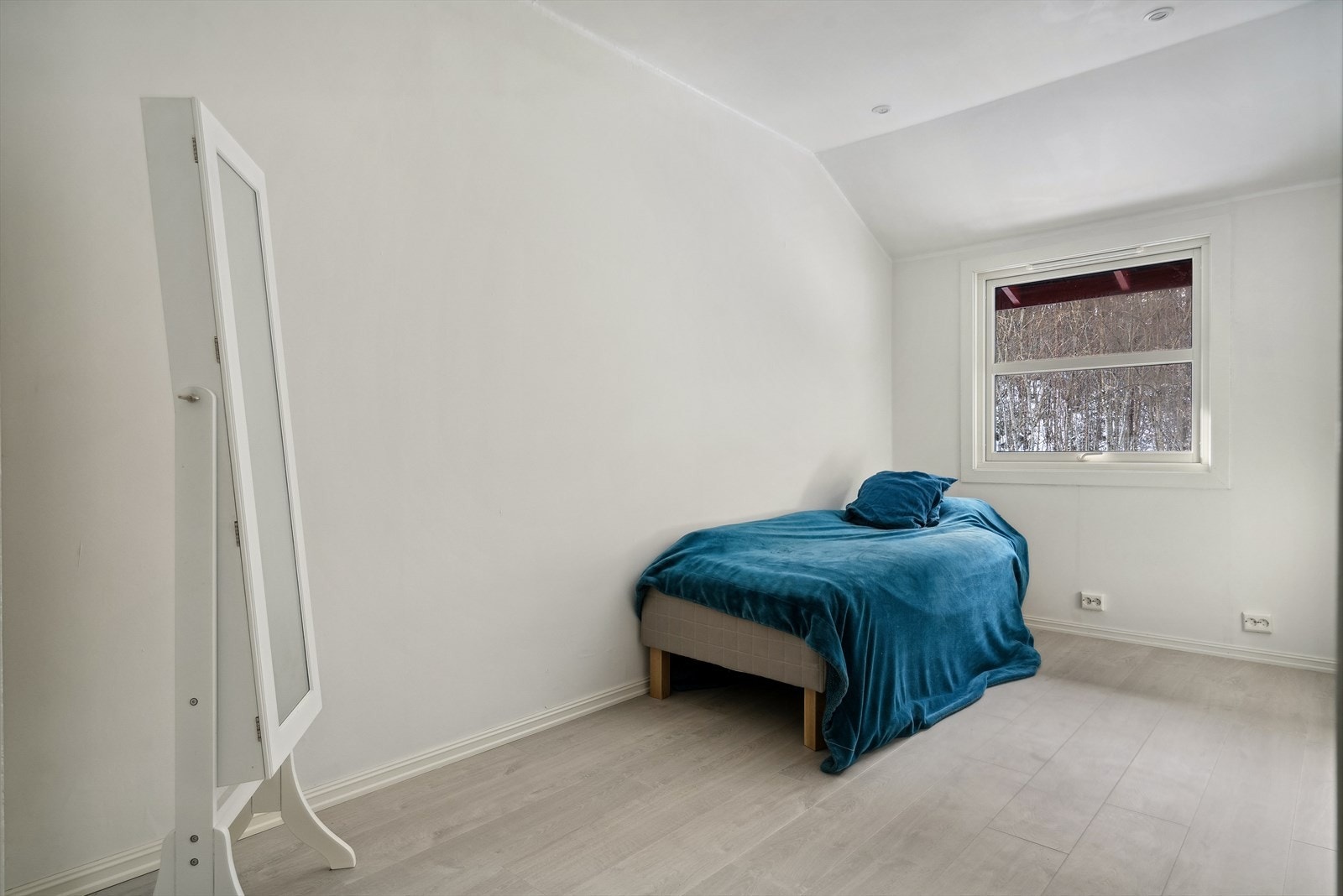 Soverom nr. 4 har i tillegg innfelte spotter i himlingen. Galleribilde