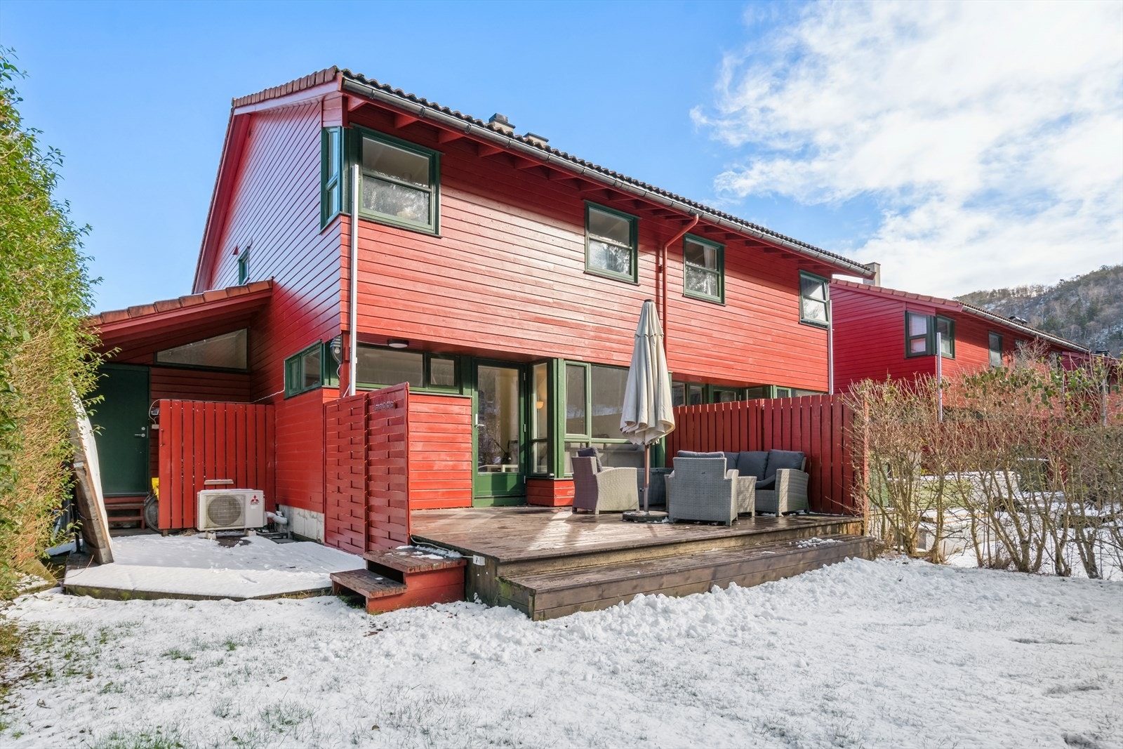 Hver del av tomannsboligene har eksklusiv bruksrett på sin egen hagedel. Galleribilde