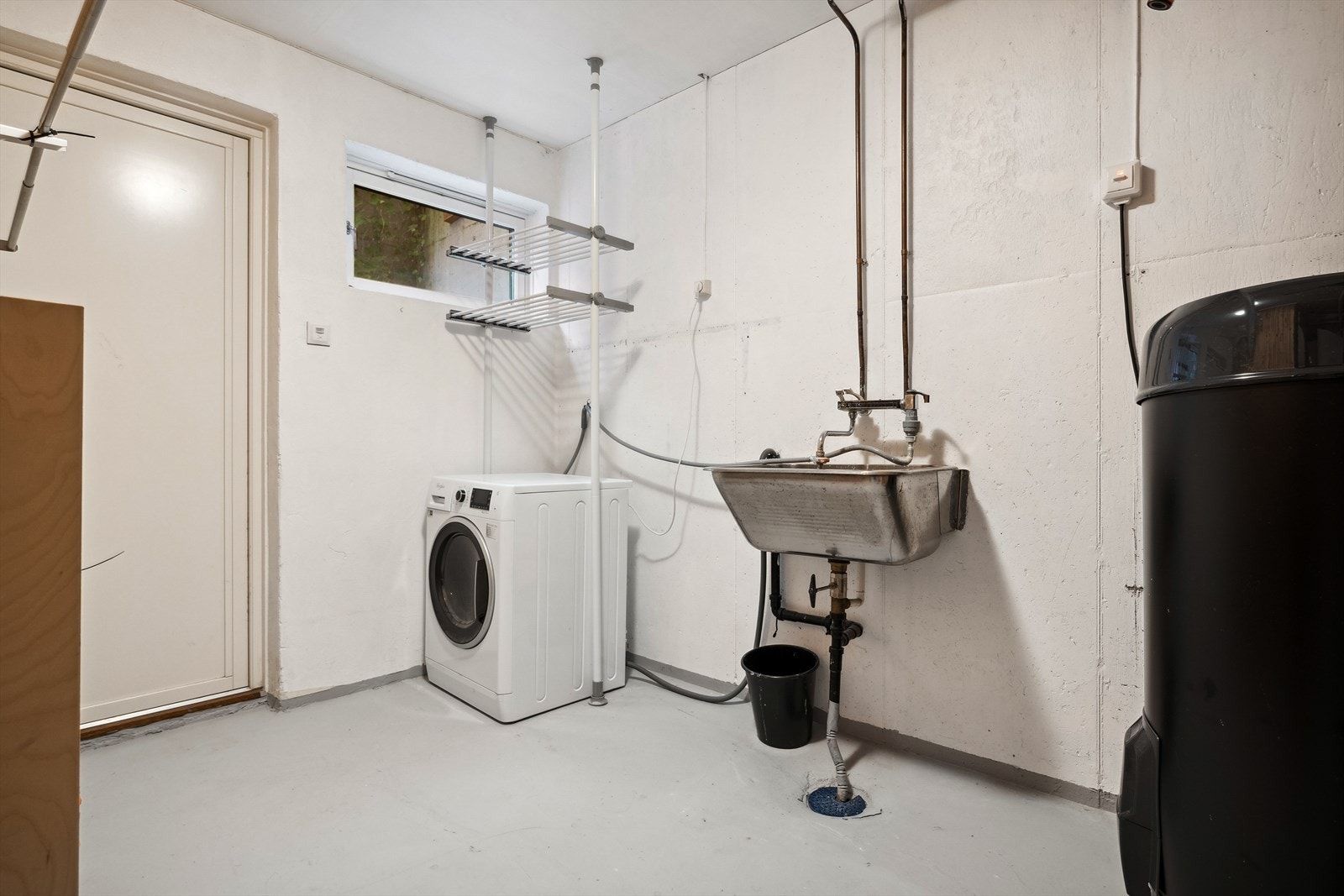 I kjelleren ligger også et separat vaskerom, med nylig malt betonggulv og panel/malte betongvegger. Ny varmvannsbereder i 2022. Galleribilde