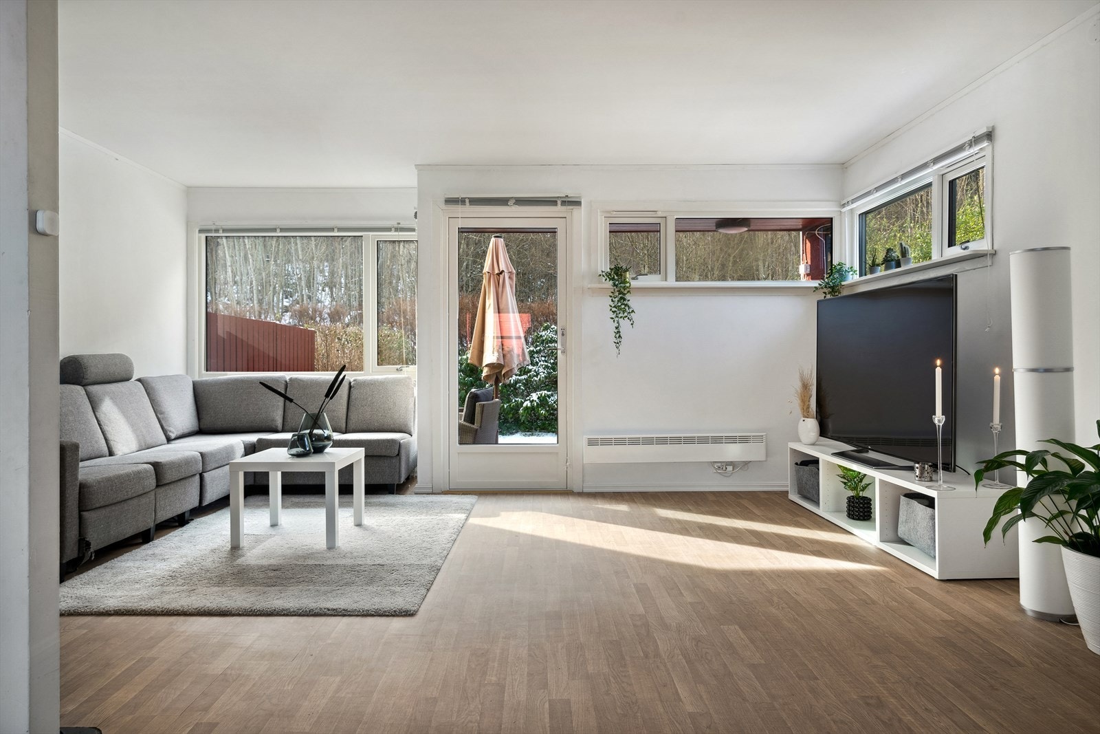 Fra stuen er det utgang til en herlig terrasse. Galleribilde