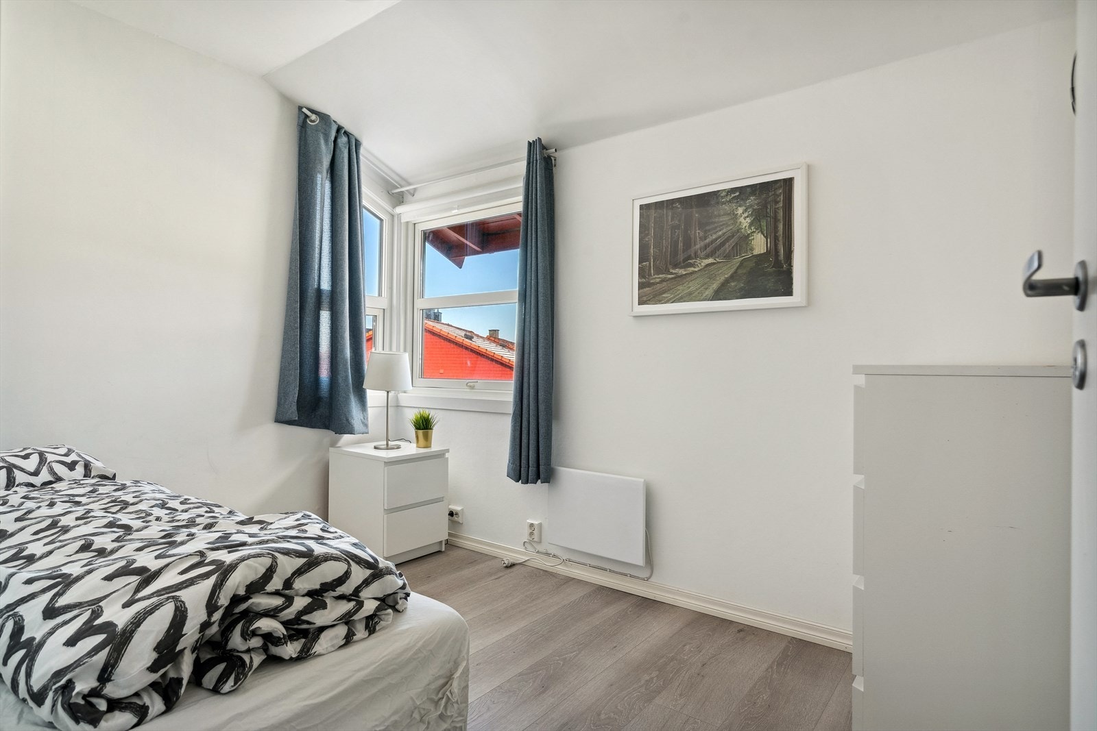 Alle soverommene er pusset opp i perioden 2018-2023 med nytt laminatgulv og nymalte vegger. Her soverom nr. 2. Galleribilde