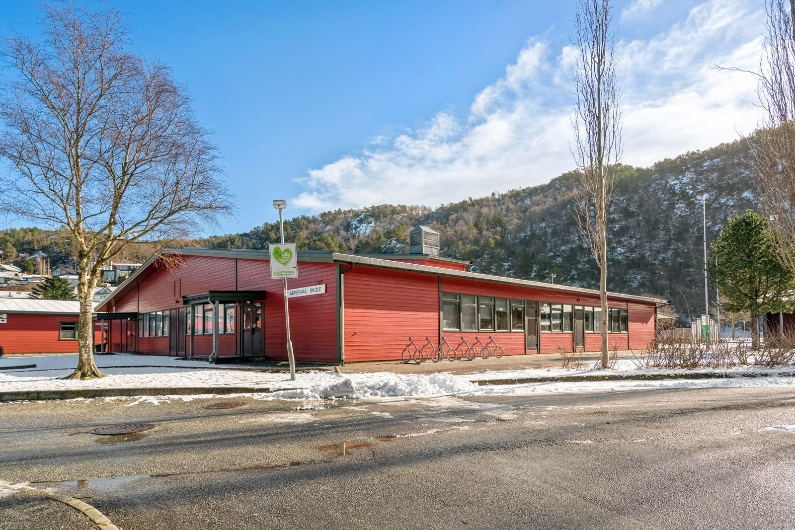 Aspervika barneskole ligger i en gangavstand på kun 3 minutter fra boligen. Galleribilde