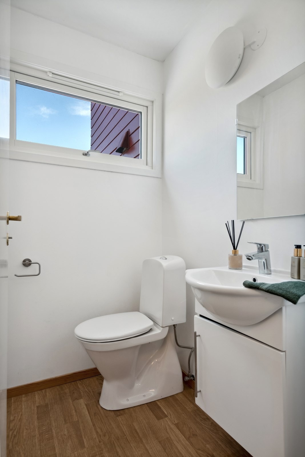 Ekstra, praktisk gjestetoalett ved boligens inngangsparti i 1.etasje. Galleribilde