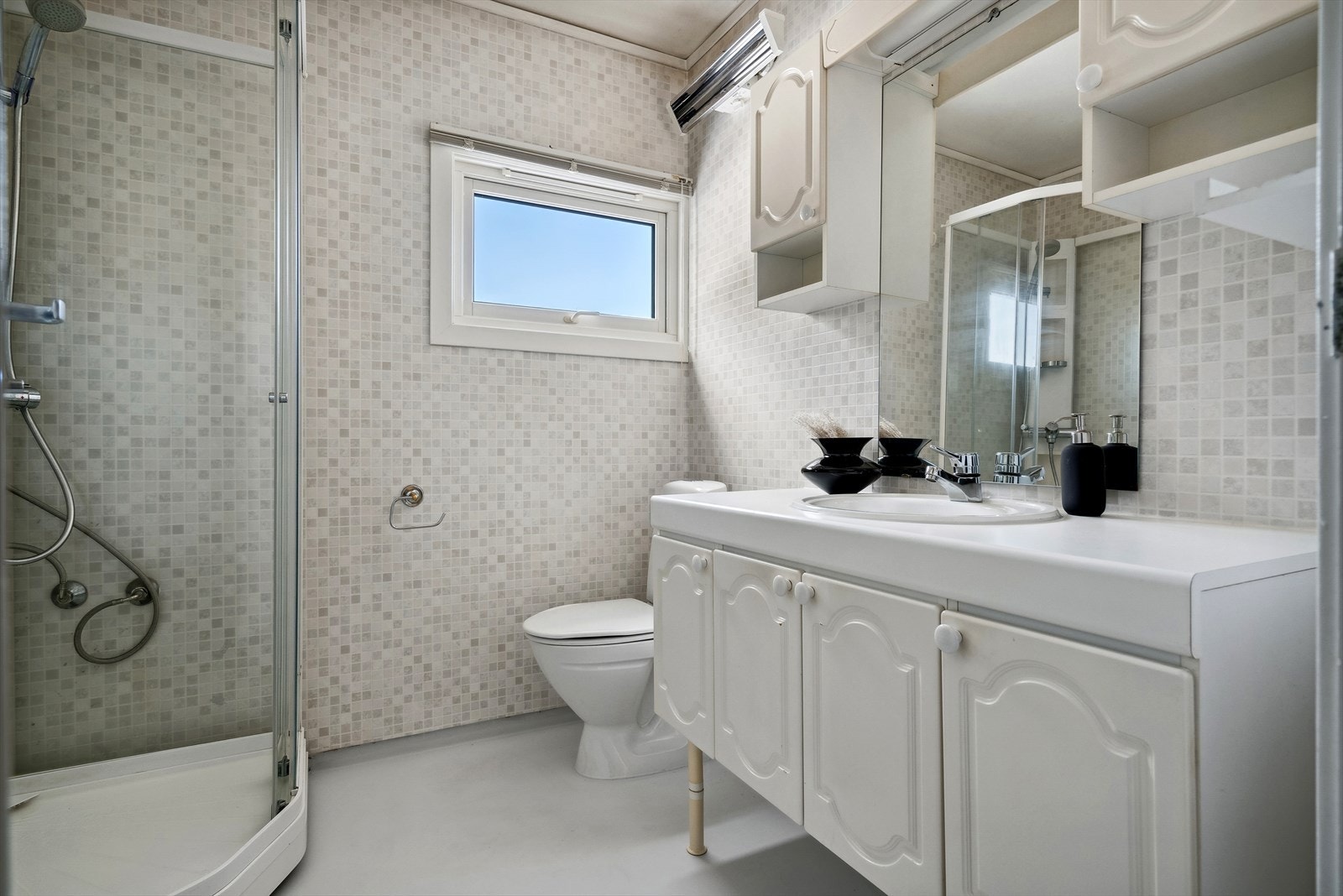 Badet ligger også i 2.etasje i fin tilknytning til alle soverommene. Nytt dusjkabinett montert i 2022. Galleribilde