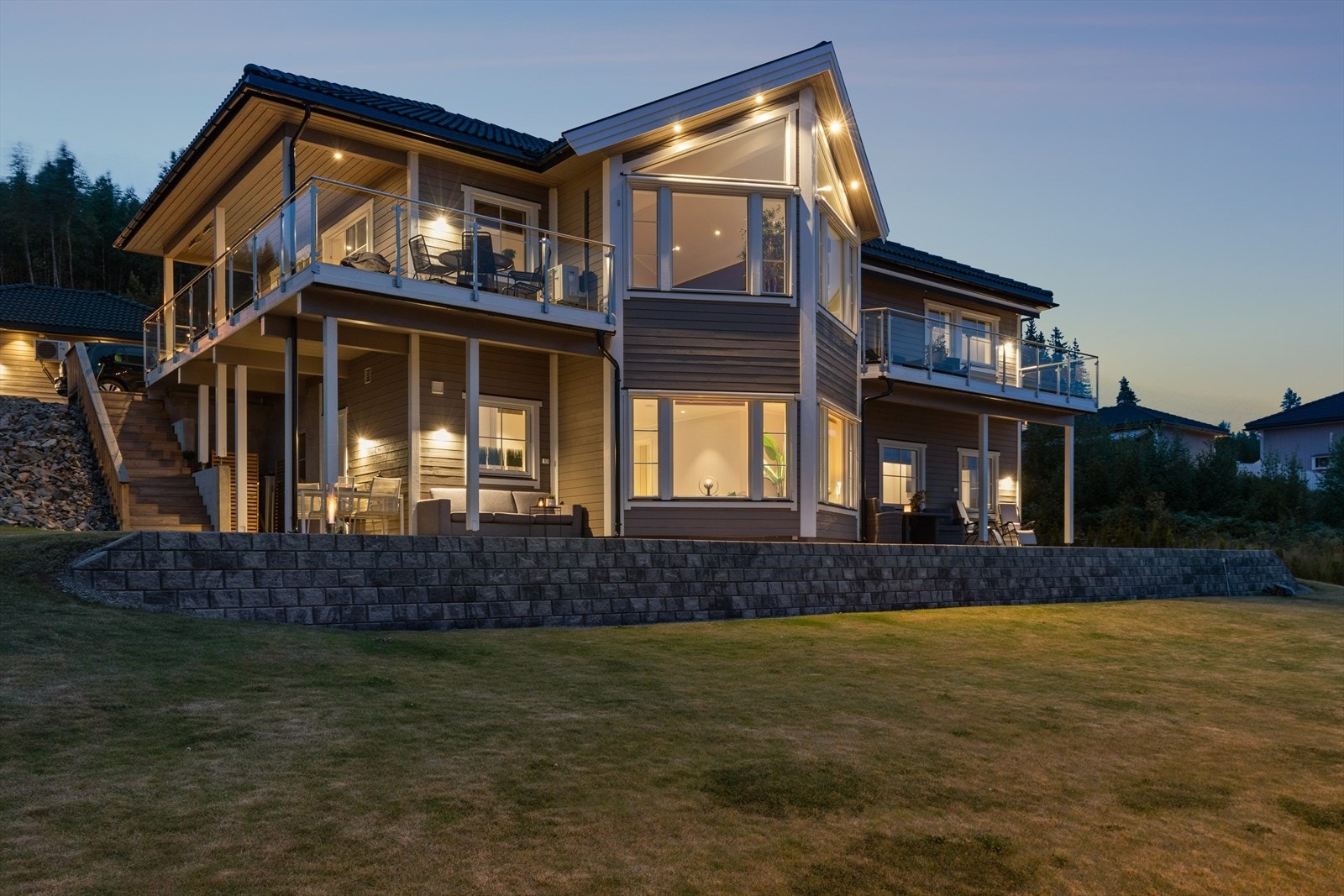 Det er utstrakt bruk av dowlights i fasaden. Galleribilde