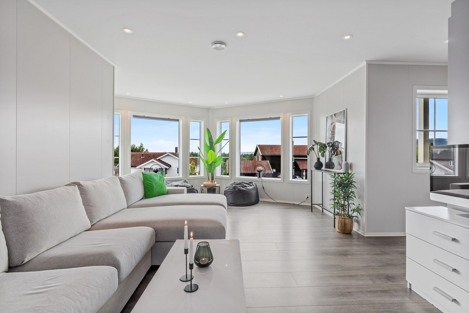 Lekker stue i utleiedelen med karnapp. Galleribilde