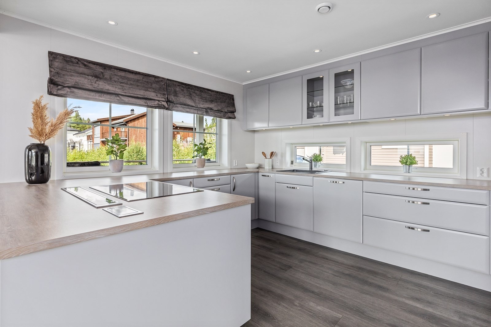 Duse farger er gjennomgående i hele boligen, noe som gjør det enkelt å innrede til sitt eget. Galleribilde