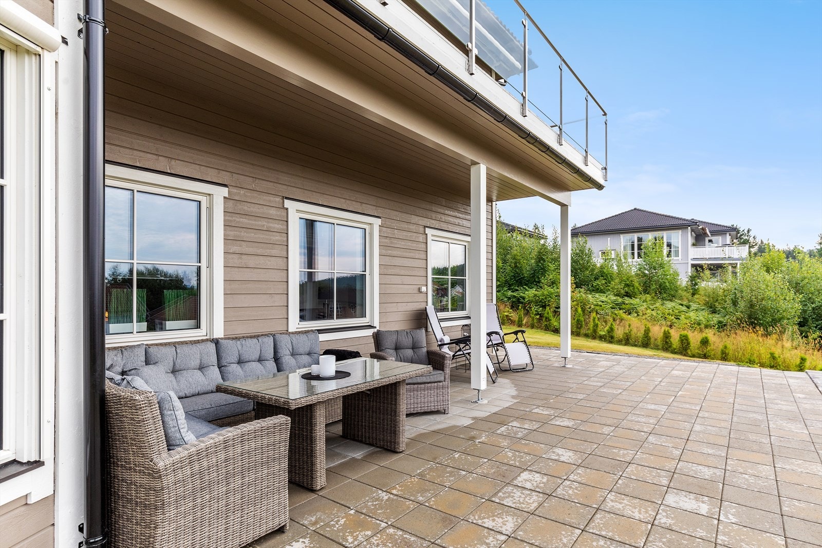 Uteplassene i underetasjen er fint adskilt fra utleiedelen sin uteplass. Galleribilde