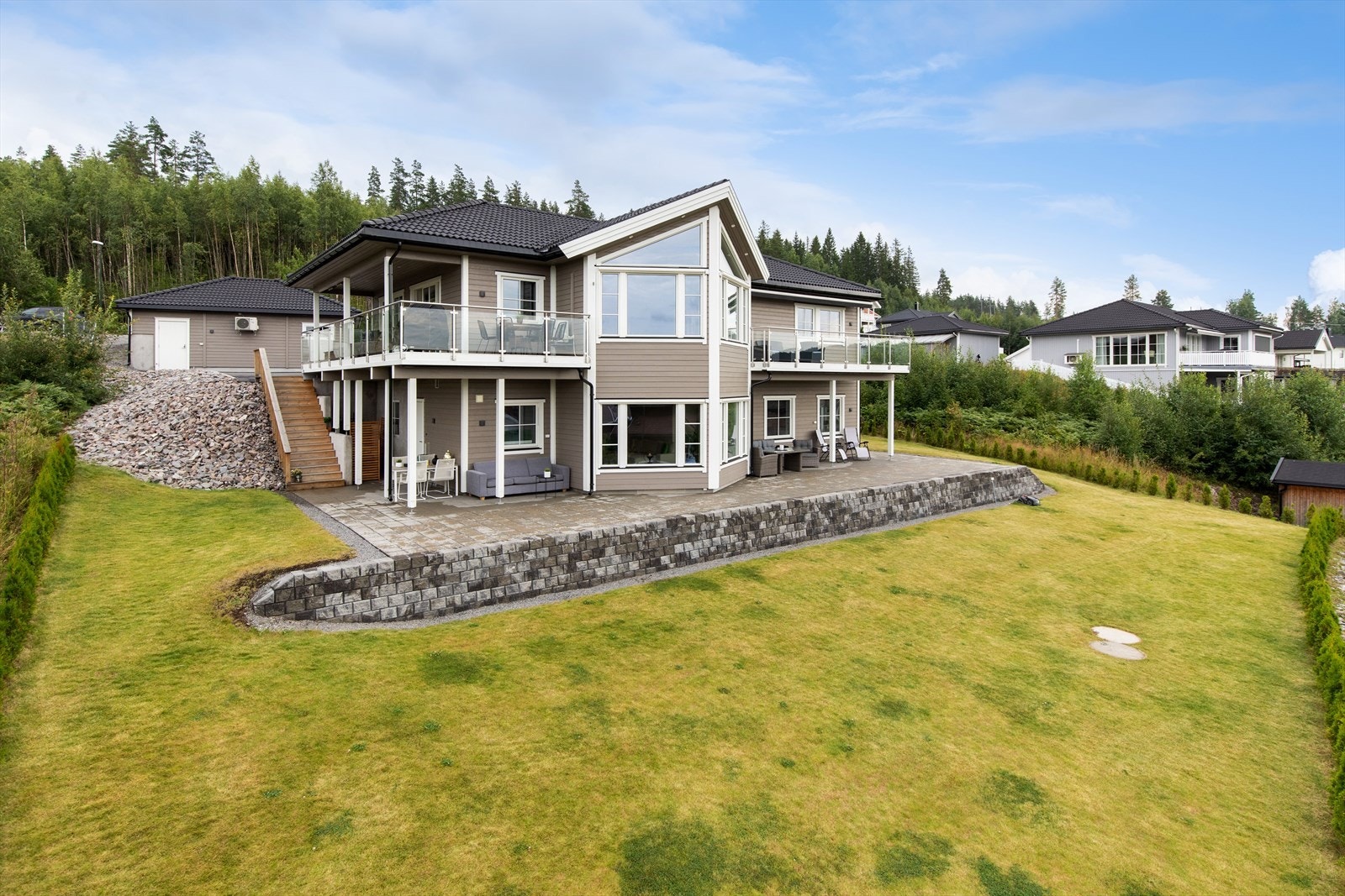 Tomten på 1083 kvm gir rikelig med tumleplass for liten og stor. Galleribilde