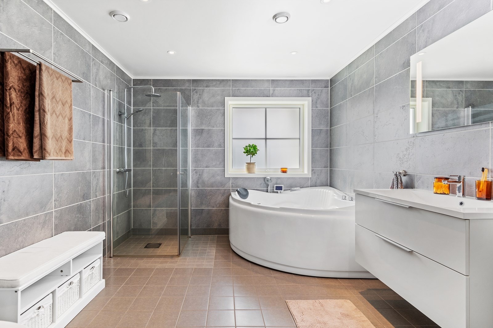 Det er en gjennomført stil i hele boligen med tanke på fargevalg. Galleribilde