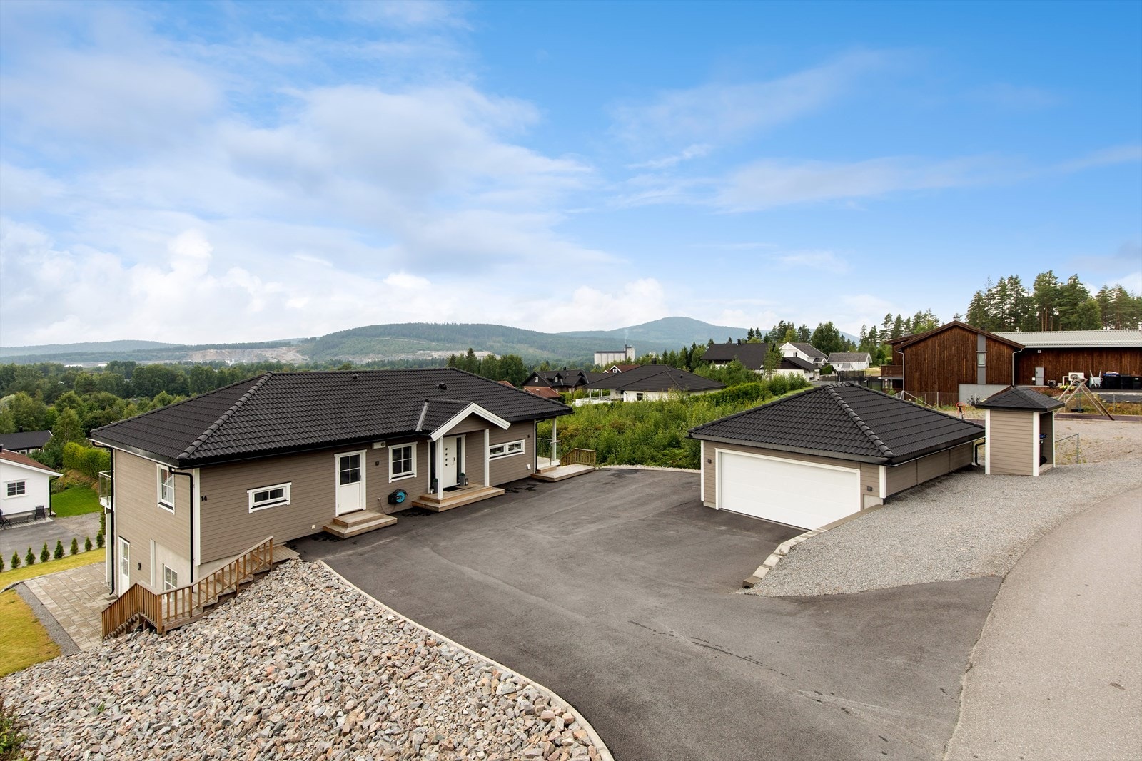 Meget pent opparbeidet tomt med bl.a asfaltert innkjøring med varmekabler. Galleribilde