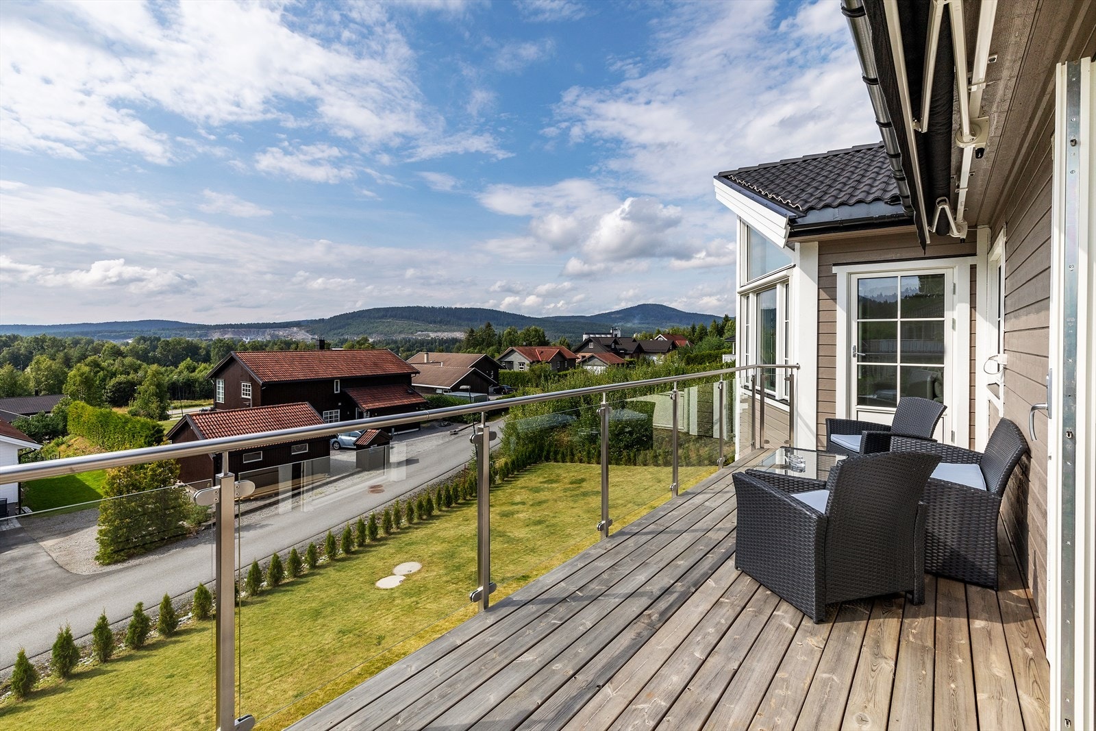 Uteplass mot vest. Galleribilde