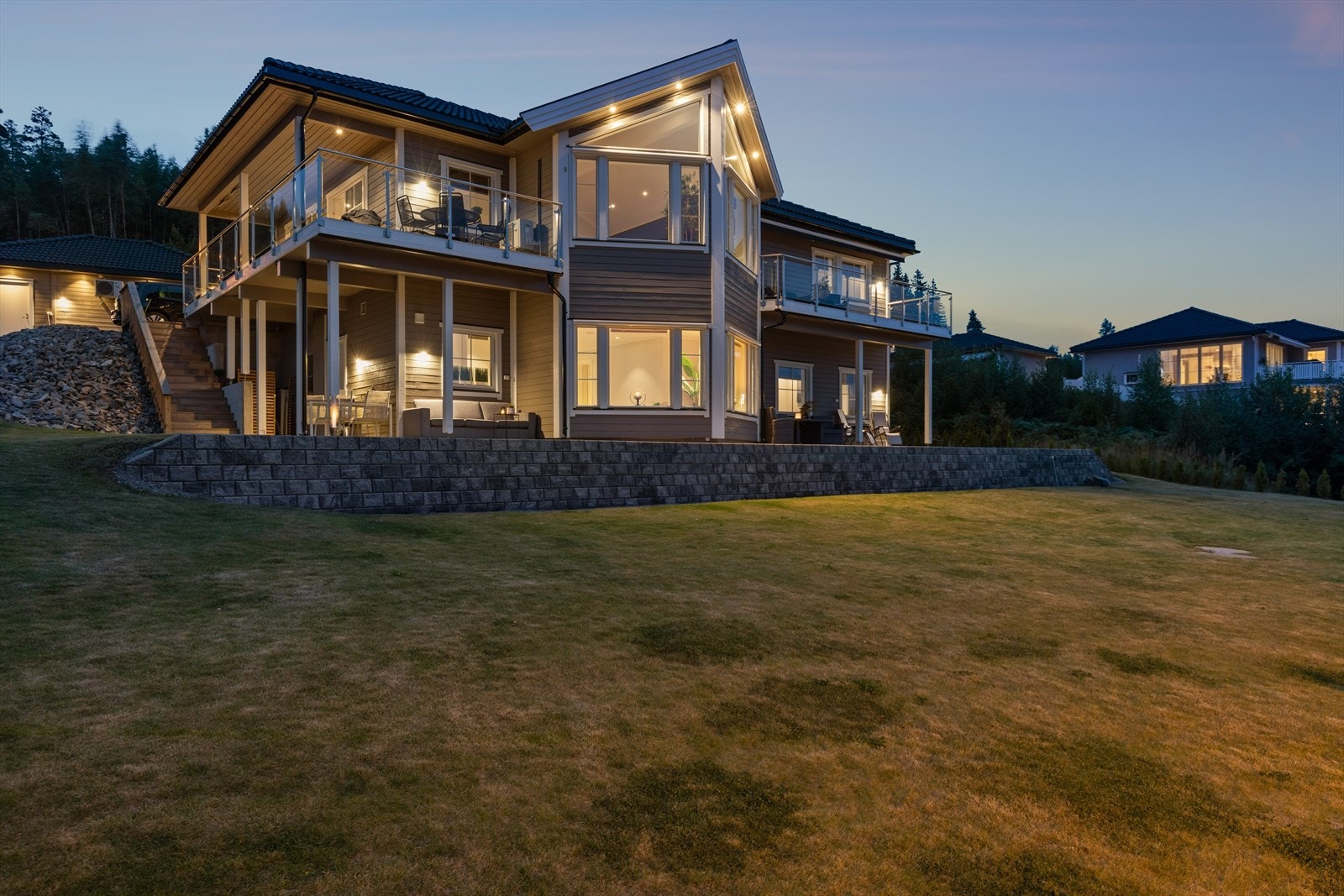 Det er utstrakt bruk av dowlights i fasaden. Galleribilde