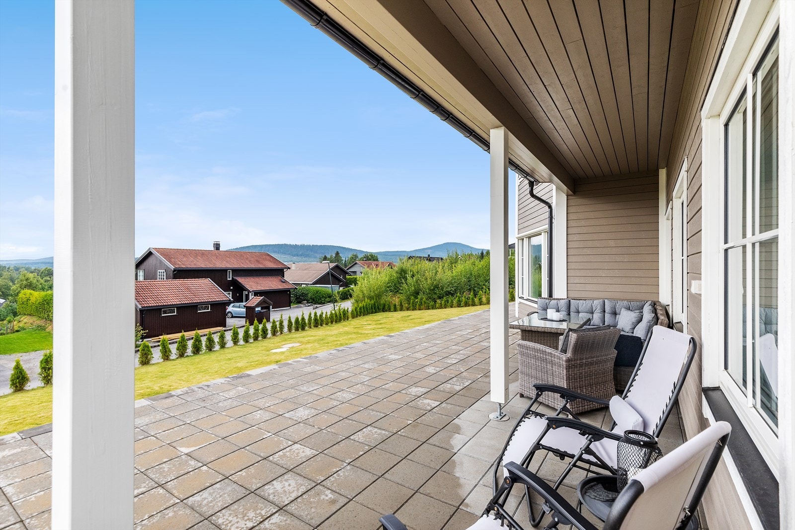 Uteplass utenfor kjellerstua. Galleribilde