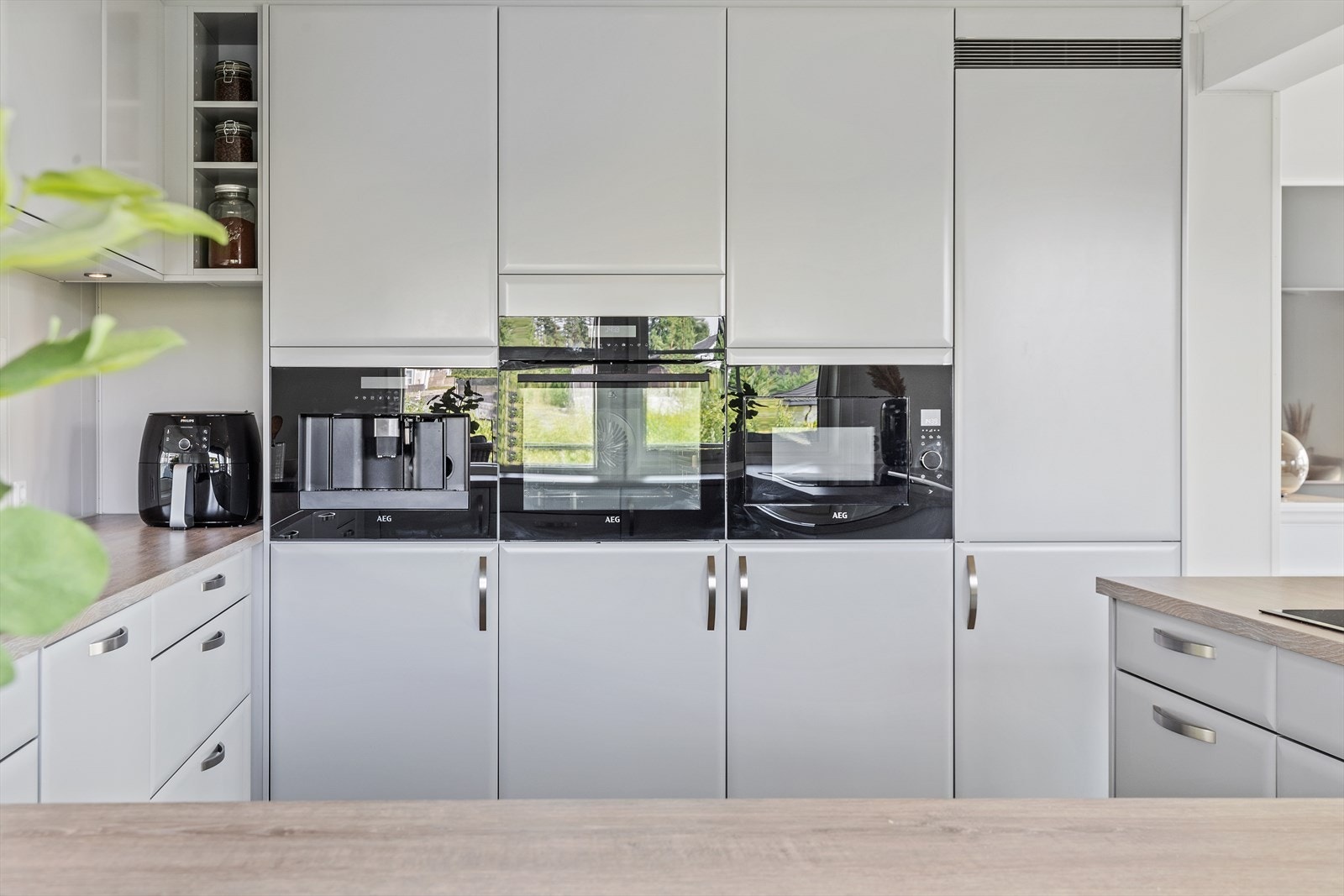 Rikholdig kjøkkeninnredning i hoveddelen. Galleribilde