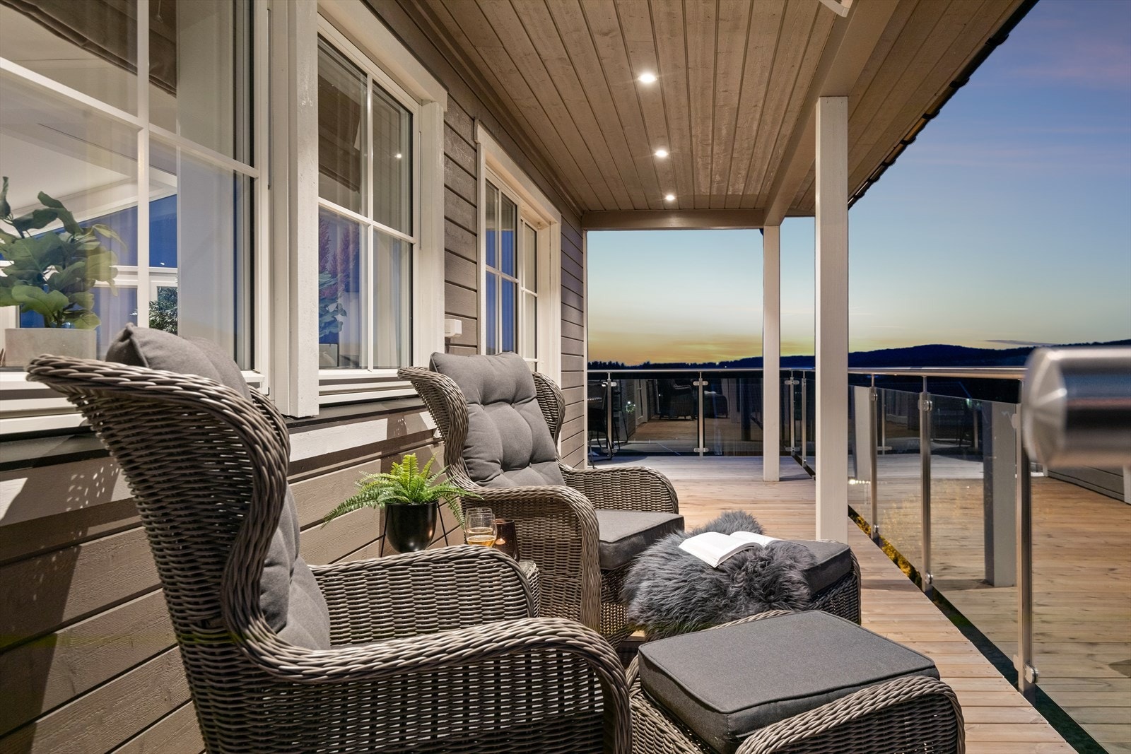 Det er downlights rundt hele fasaden. Galleribilde