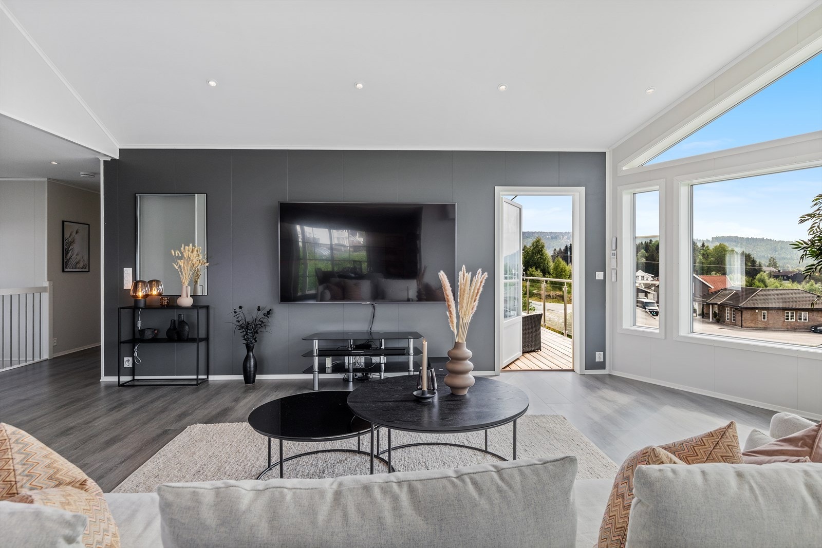 Det er zip screen solavskjerming på stuevinduene. Galleribilde