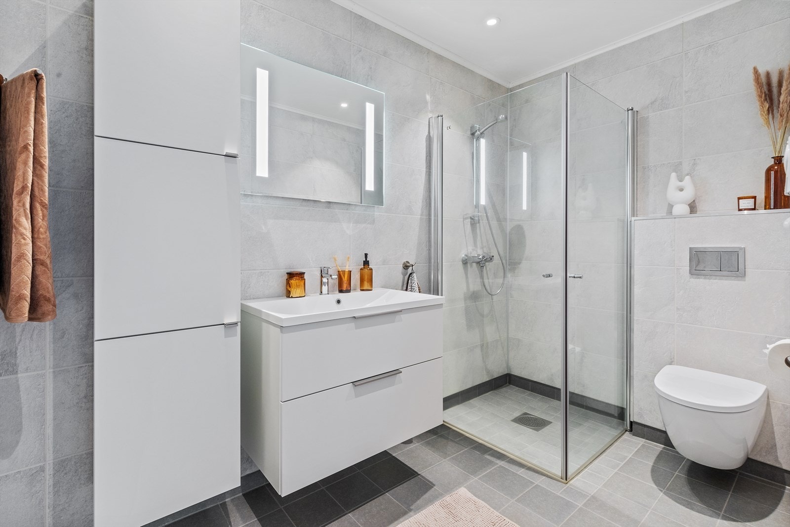 Det er lagt vannbåren varme i alle boligrommene i hoveddelen. Galleribilde