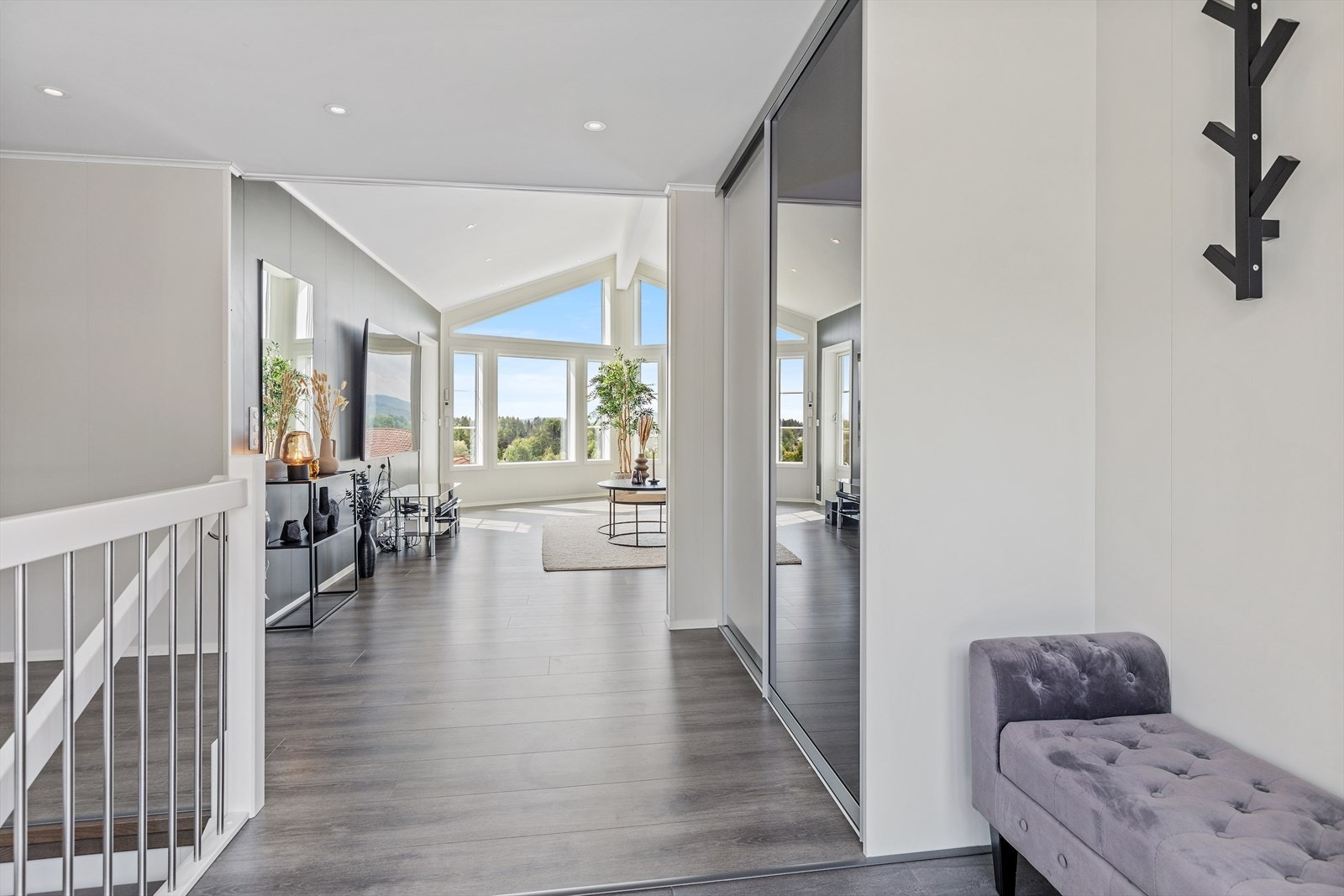 Romslig og luftig entré. Galleribilde